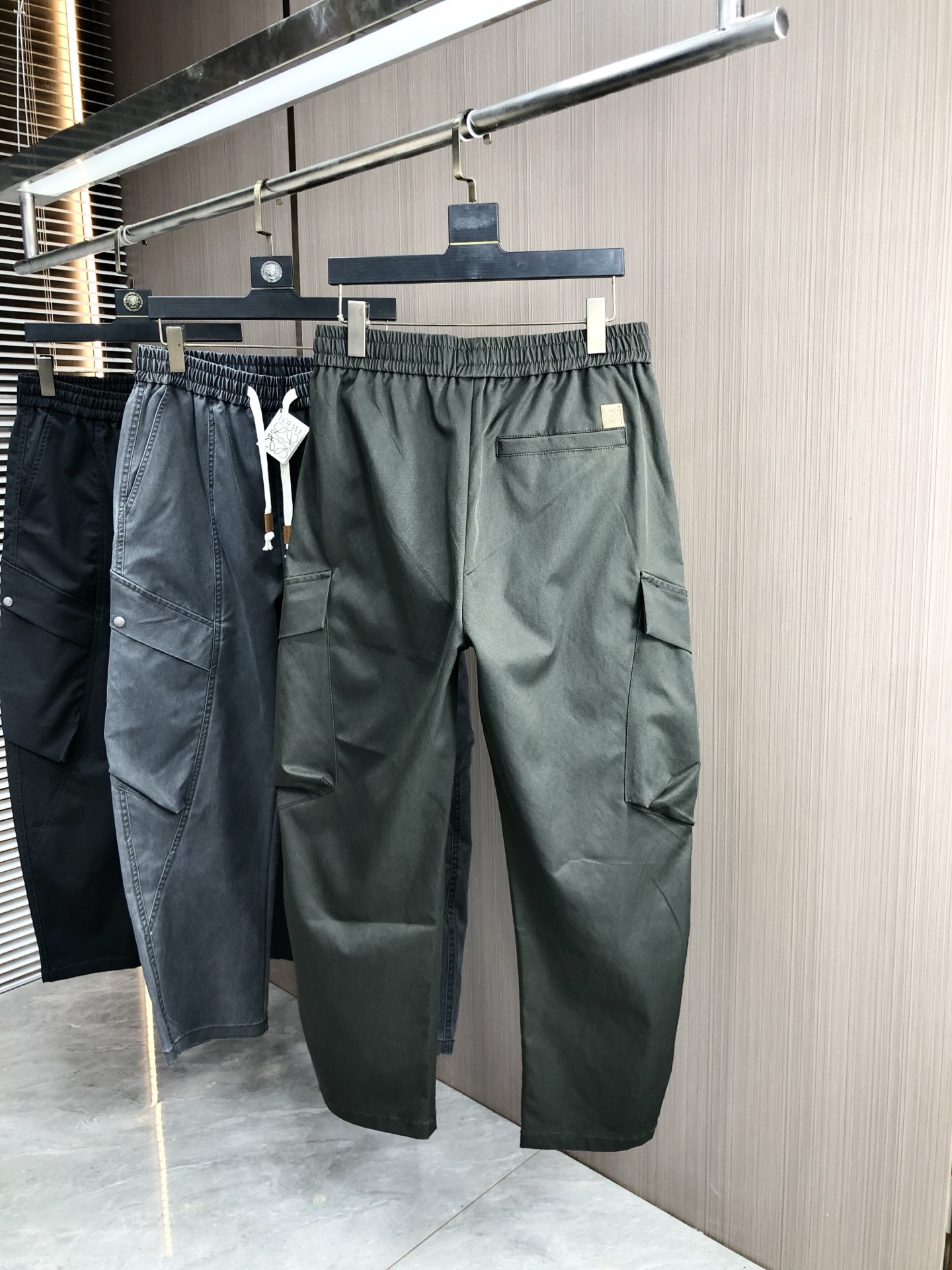 。罗意威。2025秋冬季新款休闲工装裤 时尚休闲 休闲版型 微弹力面料 面料舒适柔软，突破常规牛仔的面料