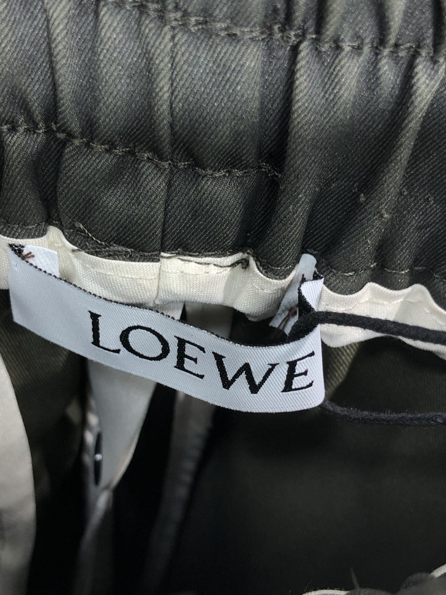 。罗意威。2025秋冬季新款休闲工装裤 时尚休闲 休闲版型 微弹力面料 面料舒适柔软，突破常规牛仔的面料