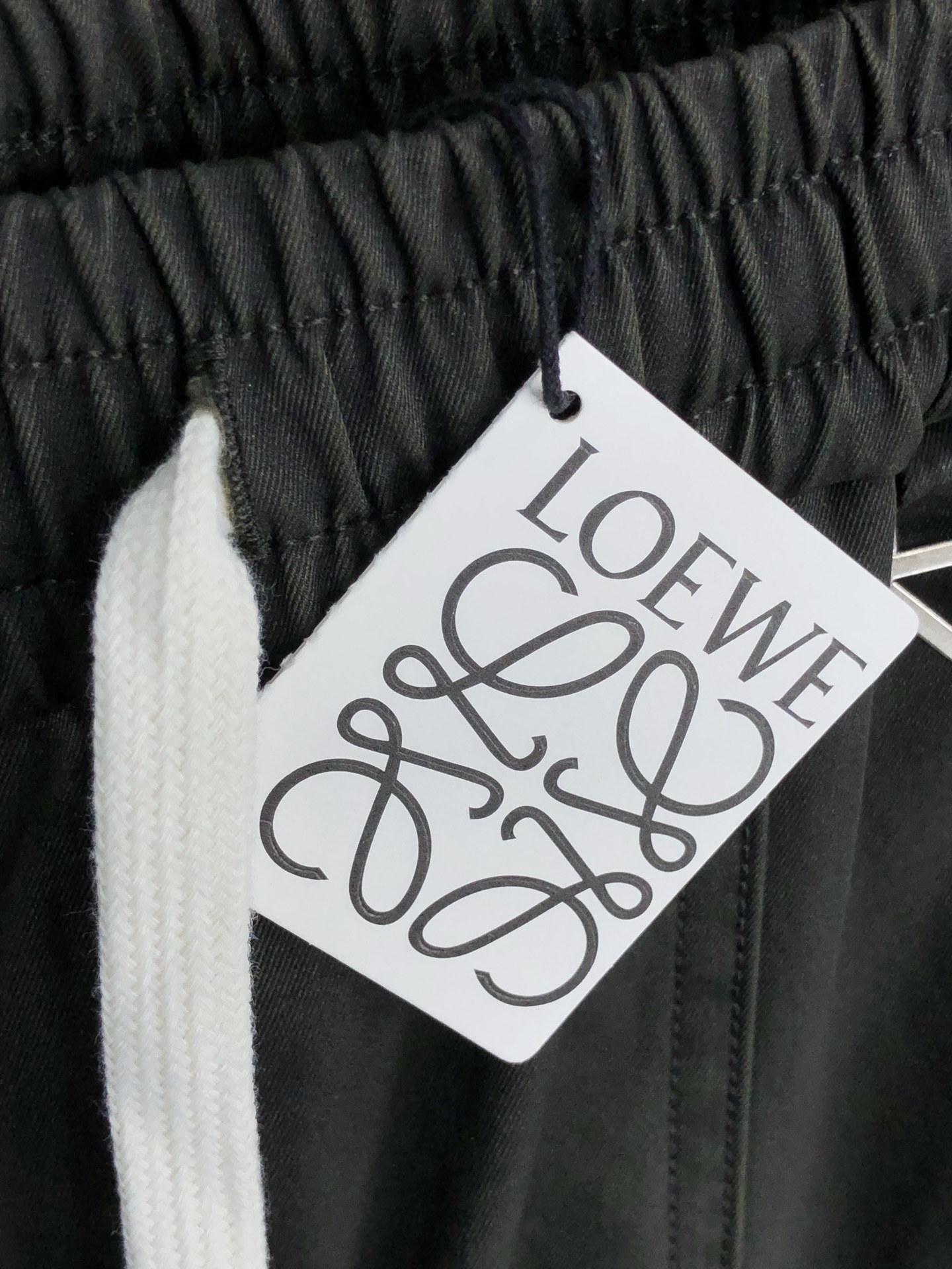 。罗意威。2025秋冬季新款休闲工装裤 时尚休闲 休闲版型 微弹力面料 面料舒适柔软，突破常规牛仔的面料