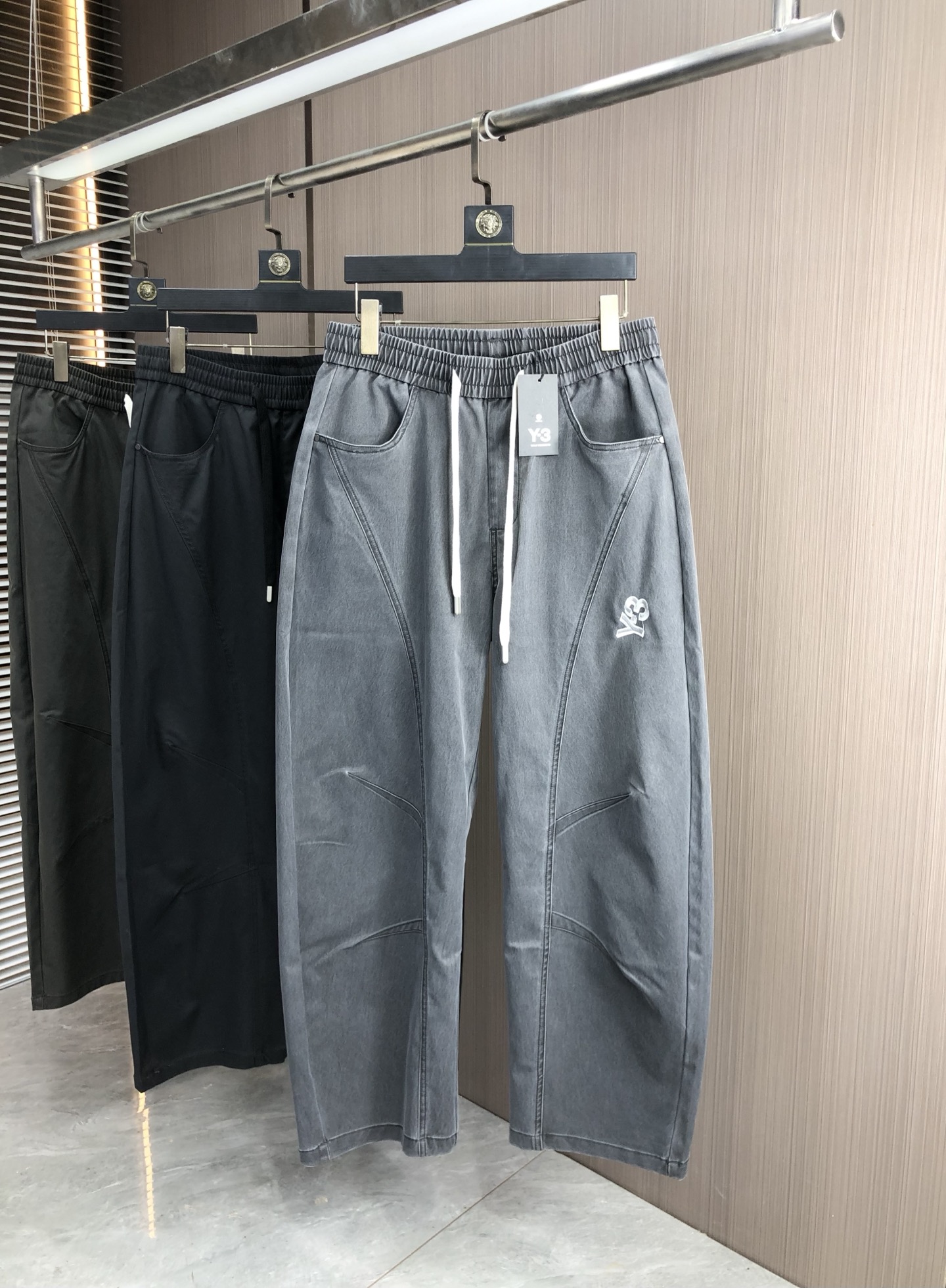 NO:522558,.Y3 .2025 new casual work pants in autumn and winter, fashionable and casual casual style, micro-stretch fabric, the fabric is comfortable and soft, breaking through the feel of conventional denim fabrics, not stuffy, and excellent comfort. It is free and versatile, and it does not deform after washing for a long time. The upper body effect is excellent. The elegant and elegant tailoring, the design is constantly innovating, but it always maintains a noble and elegant style and taste, interpreting the charm of fashion, fashionable and casual products, counter number 29-36,,alexander wang19860909.Y3 .2025秋冬季新款休闲工装裤 时尚休闲 休闲版型 微弹力面料 面料舒适柔软,突破常规牛仔的面料手感,不闷热,舒适感极佳.随意百搭 久洗不变形 上身效果极佳.大方优雅的剪裁,设计不断创新却始终保持着高贵优雅的风格和品位 演绎时尚魅惑 时尚休闲佳品 专柜码数29-36,,alexander wang,Men's clothing