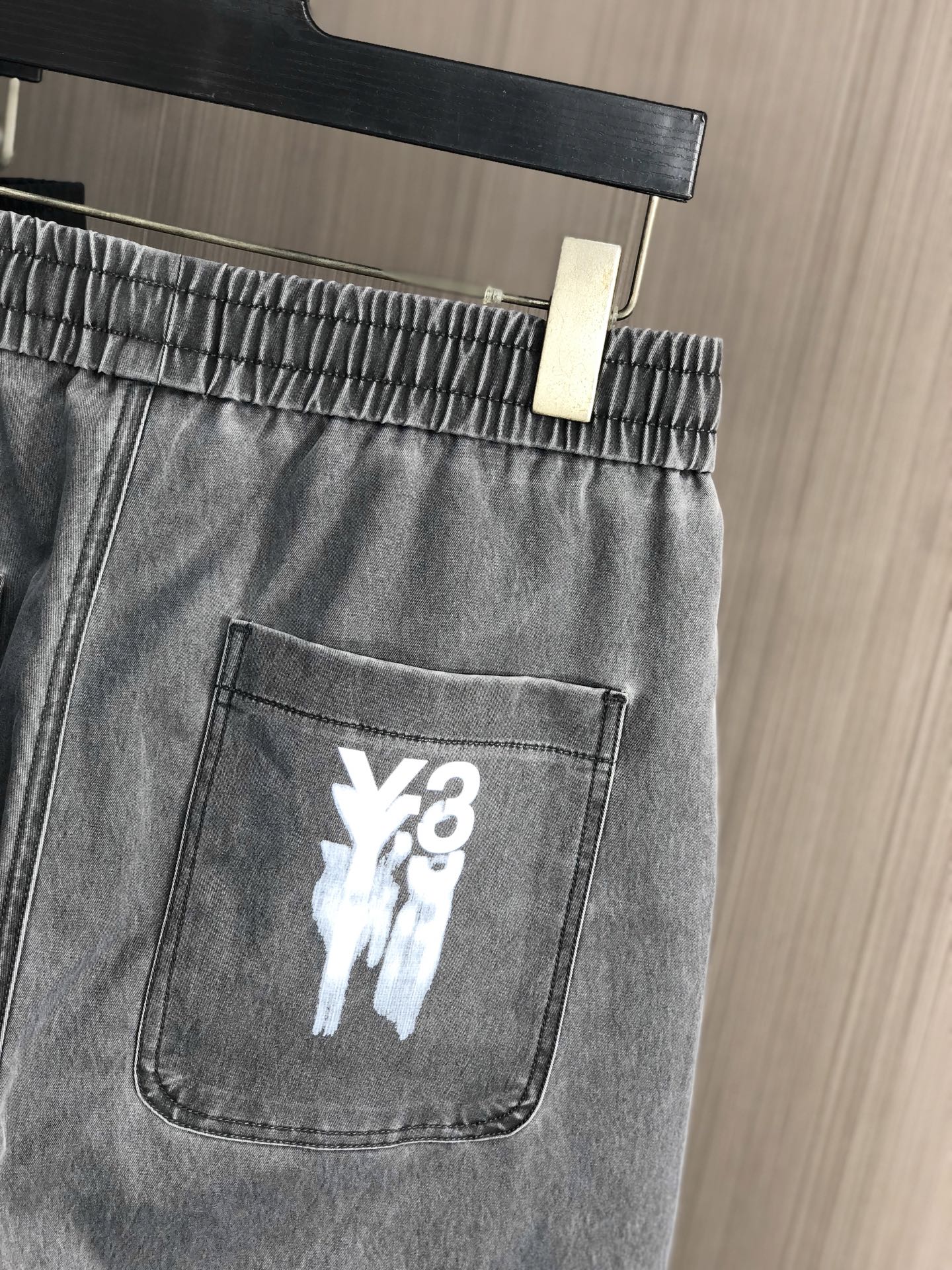 。Y3 。2025秋冬季新款休闲工装裤 时尚休闲 休闲版型 微弹力面料 面料舒适柔软，突破常规牛仔的面料