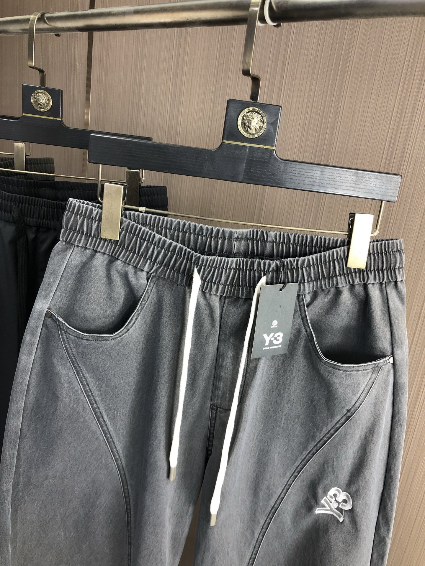 。Y3 。2025秋冬季新款休闲工装裤 时尚休闲 休闲版型 微弹力面料 面料舒适柔软，突破常规牛仔的面料