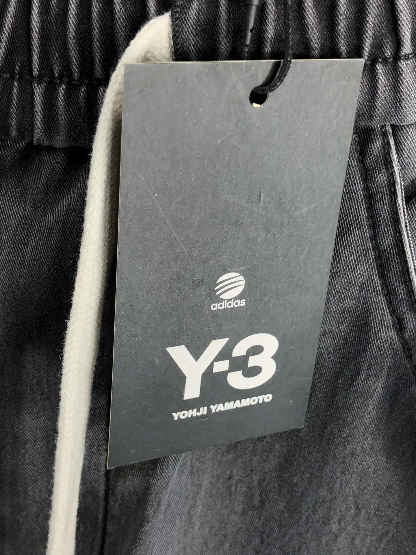 。Y3 。2025秋冬季新款休闲工装裤 时尚休闲 休闲版型 微弹力面料 面料舒适柔软，突破常规牛仔的面料