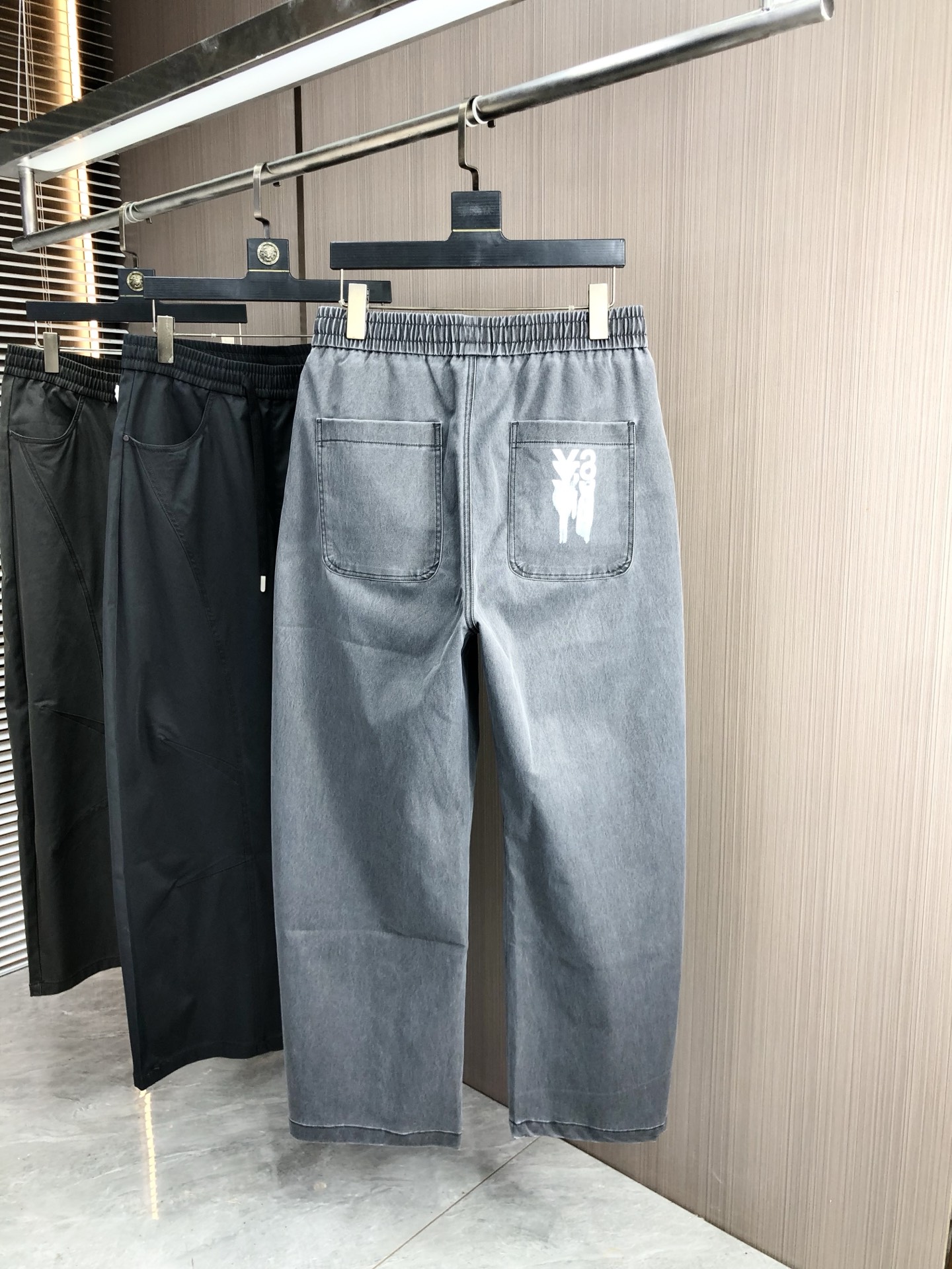 。Y3 。2025秋冬季新款休闲工装裤 时尚休闲 休闲版型 微弹力面料 面料舒适柔软，突破常规牛仔的面料