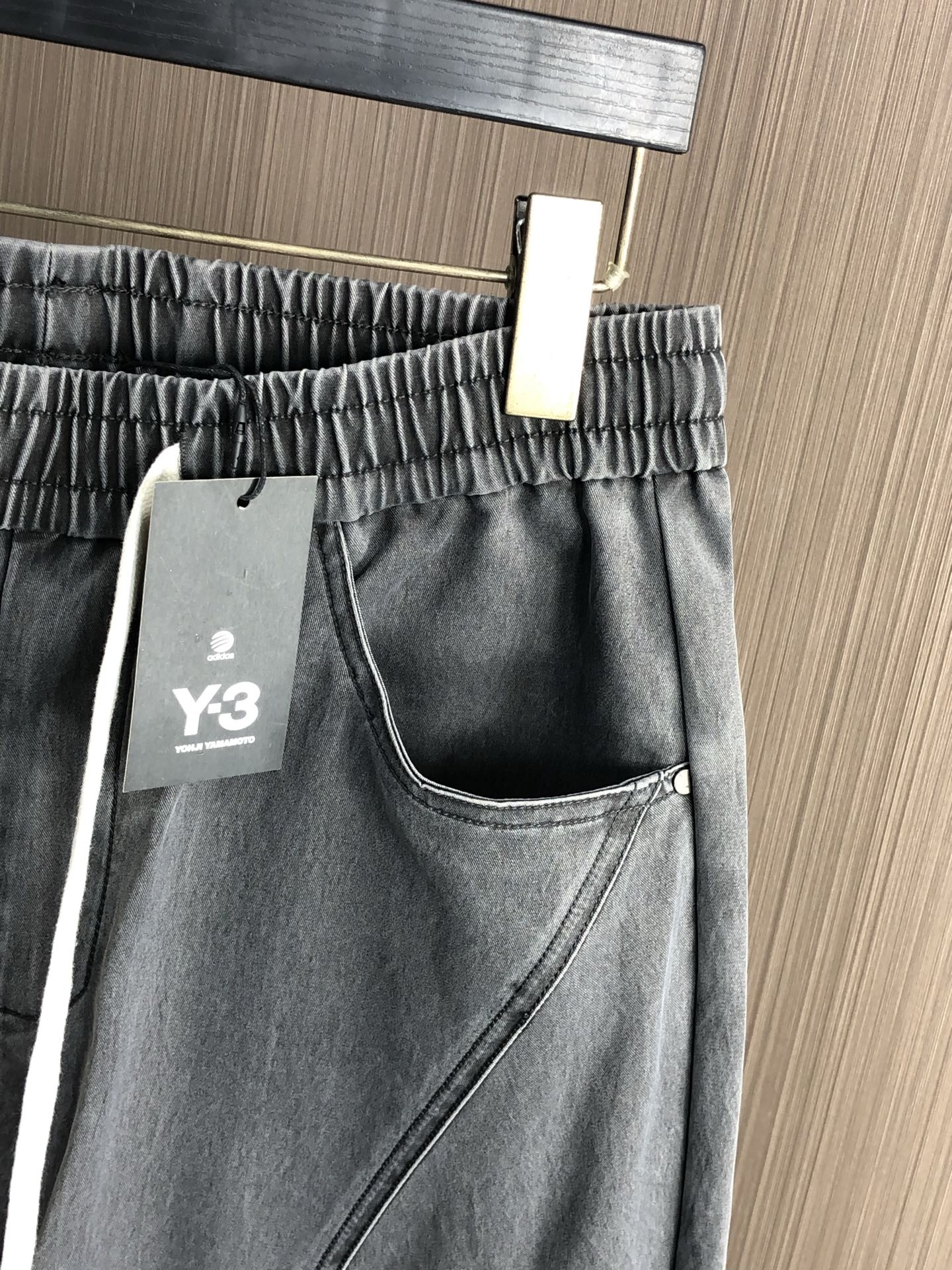 。Y3 。2025秋冬季新款休闲工装裤 时尚休闲 休闲版型 微弹力面料 面料舒适柔软，突破常规牛仔的面料