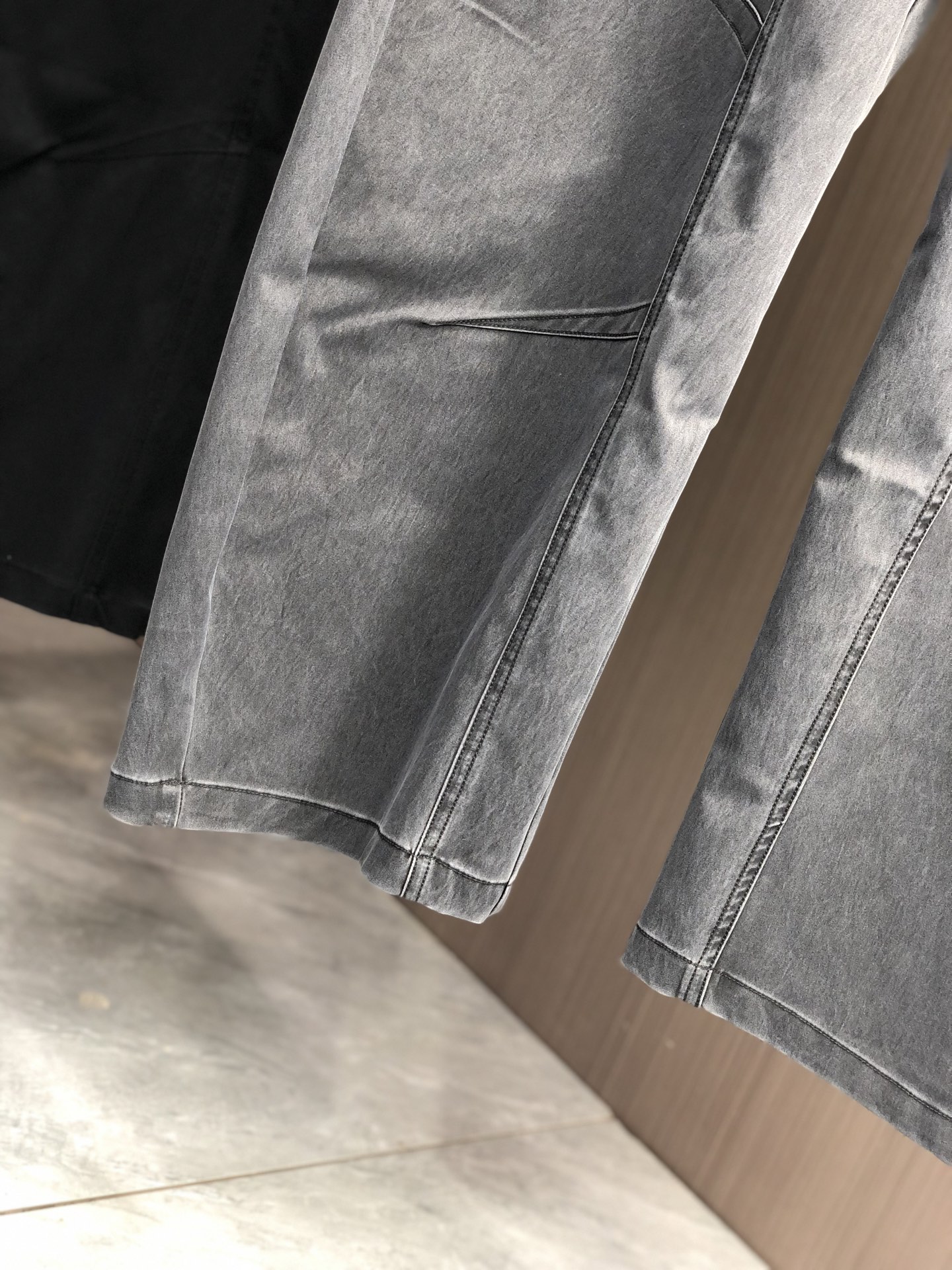 。Y3 。2025秋冬季新款休闲工装裤 时尚休闲 休闲版型 微弹力面料 面料舒适柔软，突破常规牛仔的面料