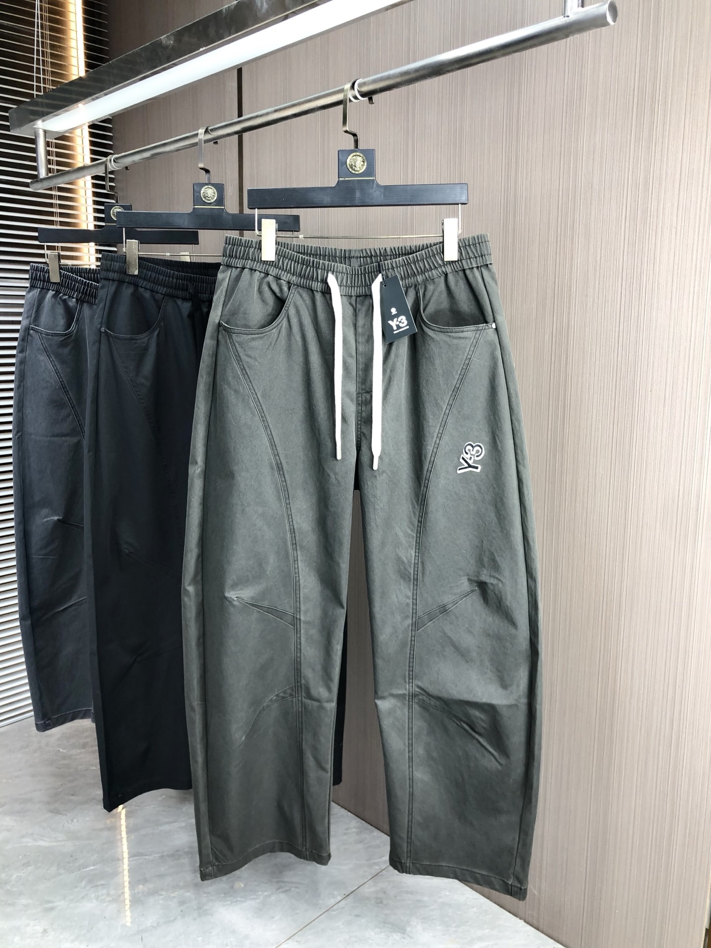 NO:569506,.Y3 .2025 new autumn and winter casual overalls. Fashionable and casual. Casual version. Micro-elastic fabric. The fabric is comfortable and soft. It breaks the feel of conventional denim fabrics. It is not stuffy and has excellent comfort. It is casual and versatile. It does not deform after long-term washing. The upper body effect is excellent. Generous and elegant tailoring. The design is constantly innovating but always maintains a noble and elegant style and taste. It interprets fashionable charm. Fashionable and leisure products. Counter size 29-36,, alexander wang19860909.Y3 .2025秋冬季新款休闲工装裤 时尚休闲 休闲版型 微弹力面料 面料舒适柔软,突破常规牛仔的面料手感,不闷热,舒适感极佳.随意百搭 久洗不变形 上身效果极佳.大方优雅的剪裁,设计不断创新却始终保持着高贵优雅的风格和品位 演绎时尚魅惑 时尚休闲佳品 专柜码数29-36,,alexander wang,Men's clothing