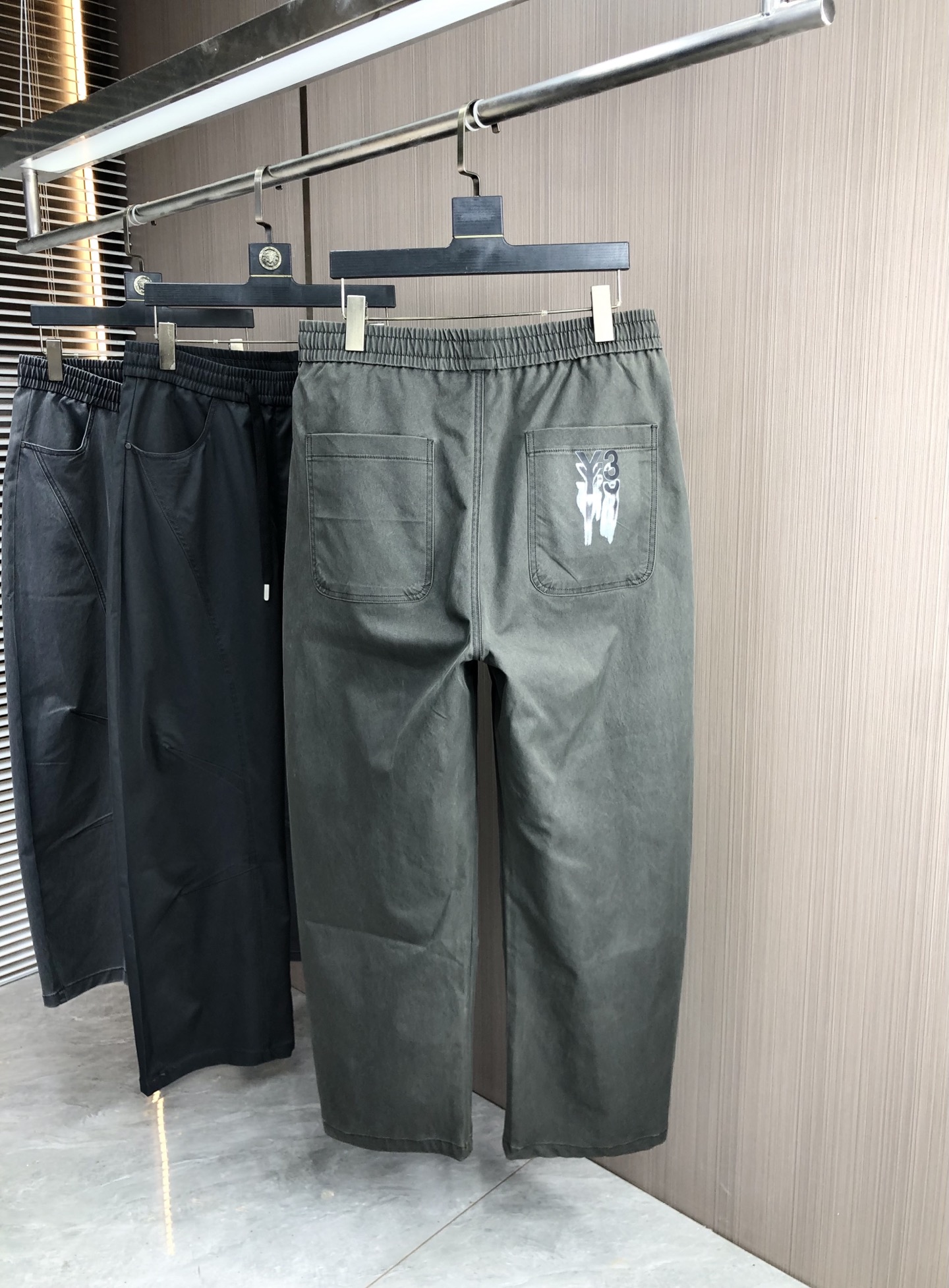 。Y3 。2025秋冬季新款休闲工装裤 时尚休闲 休闲版型 微弹力面料 面料舒适柔软，突破常规牛仔的面料