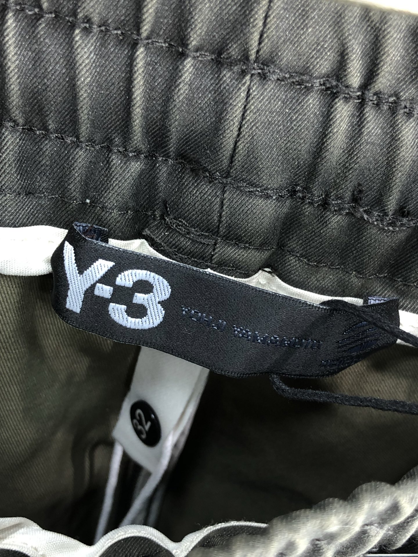 。Y3 。2025秋冬季新款休闲工装裤 时尚休闲 休闲版型 微弹力面料 面料舒适柔软，突破常规牛仔的面料