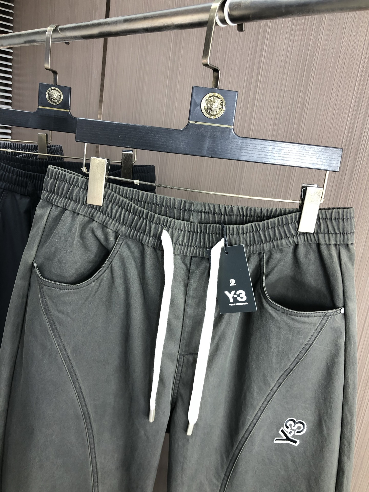 。Y3 。2025秋冬季新款休闲工装裤 时尚休闲 休闲版型 微弹力面料 面料舒适柔软，突破常规牛仔的面料