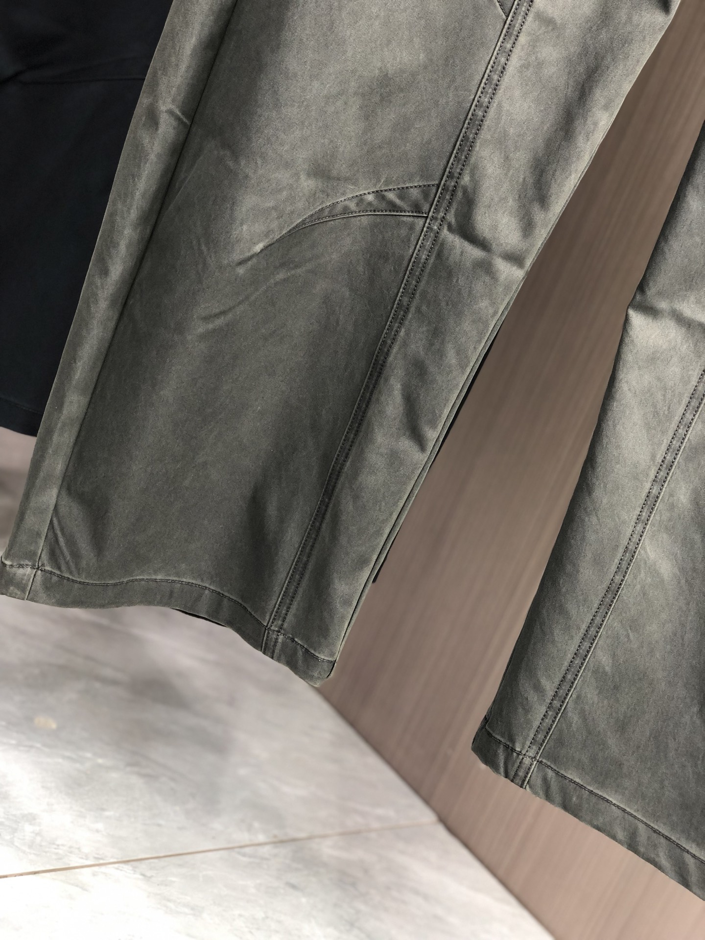 。Y3 。2025秋冬季新款休闲工装裤 时尚休闲 休闲版型 微弹力面料 面料舒适柔软，突破常规牛仔的面料