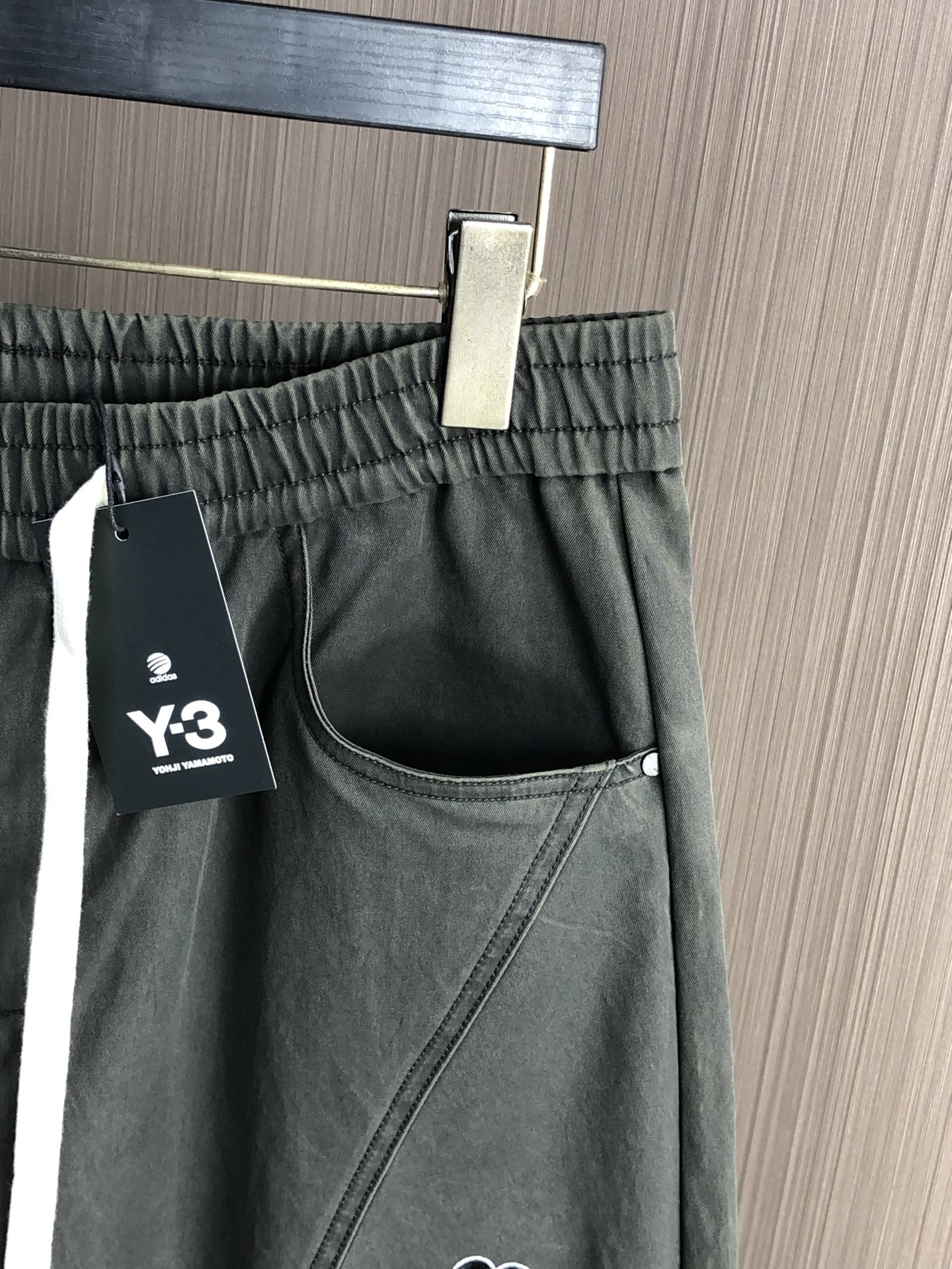 。Y3 。2025秋冬季新款休闲工装裤 时尚休闲 休闲版型 微弹力面料 面料舒适柔软，突破常规牛仔的面料