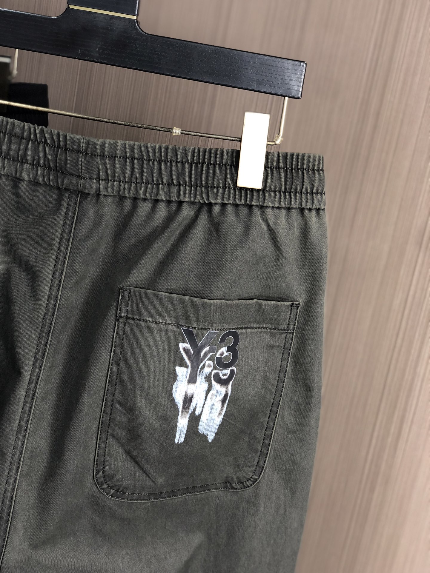 。Y3 。2025秋冬季新款休闲工装裤 时尚休闲 休闲版型 微弹力面料 面料舒适柔软，突破常规牛仔的面料