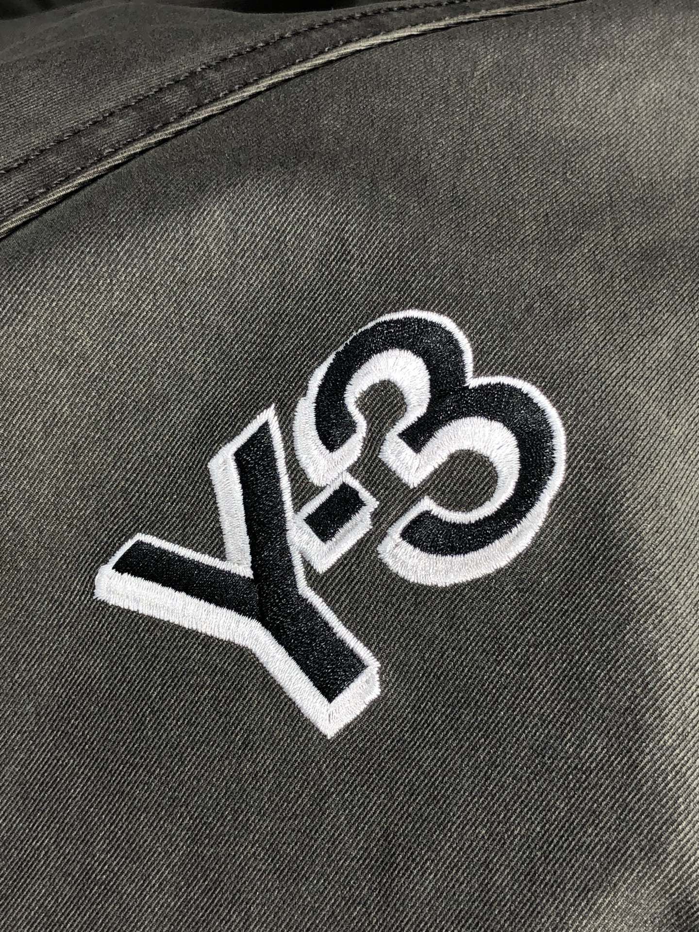 。Y3 。2025秋冬季新款休闲工装裤 时尚休闲 休闲版型 微弹力面料 面料舒适柔软，突破常规牛仔的面料