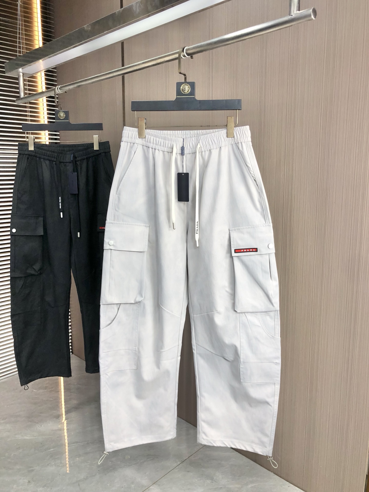 NO:522557,.Prada. 2025 autumn and winter new casual work pants Fashionable and casual casual style Micro-stretch fabric The fabric is comfortable and soft, breaking through the feel of conventional denim fabrics, not stuffy, and has excellent comfort. It is versatile and versatile, and it does not deform for a long time. The upper body effect is excellent. The elegant and elegant tailoring, the design is constantly innovating, but it always maintains a noble and elegant style and taste, interpreting the charm of fashion and leisure products. Counter codes 29-36,,prada,alexander wang19860909.普拉达.2025秋冬季新款休闲工装裤 时尚休闲 休闲版型 微弹力面料 面料舒适柔软,突破常规牛仔的面料手感,不闷热,舒适感极佳.随意百搭 久洗不变形 上身效果极佳.大方优雅的剪裁,设计不断创新却始终保持着高贵优雅的风格和品位 演绎时尚魅惑 时尚休闲佳品 专柜码数29-36,,prada,alexander wang,Men's clothing