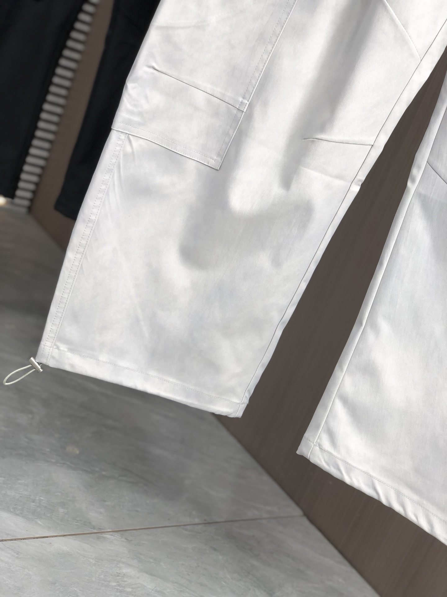 。普拉达。2025秋冬季新款休闲工装裤 时尚休闲 休闲版型 微弹力面料 面料舒适柔软，突破常规牛仔的面料