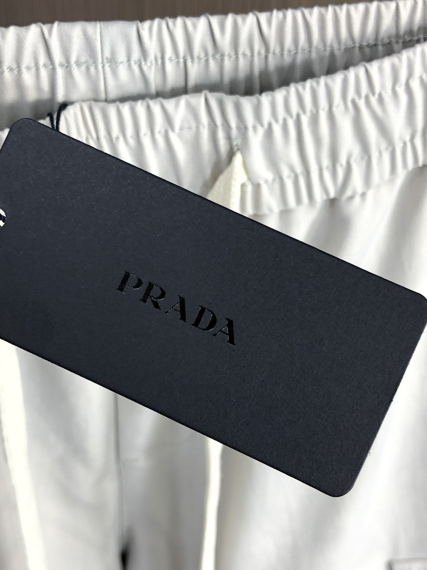 。普拉达。2025秋冬季新款休闲工装裤 时尚休闲 休闲版型 微弹力面料 面料舒适柔软，突破常规牛仔的面料