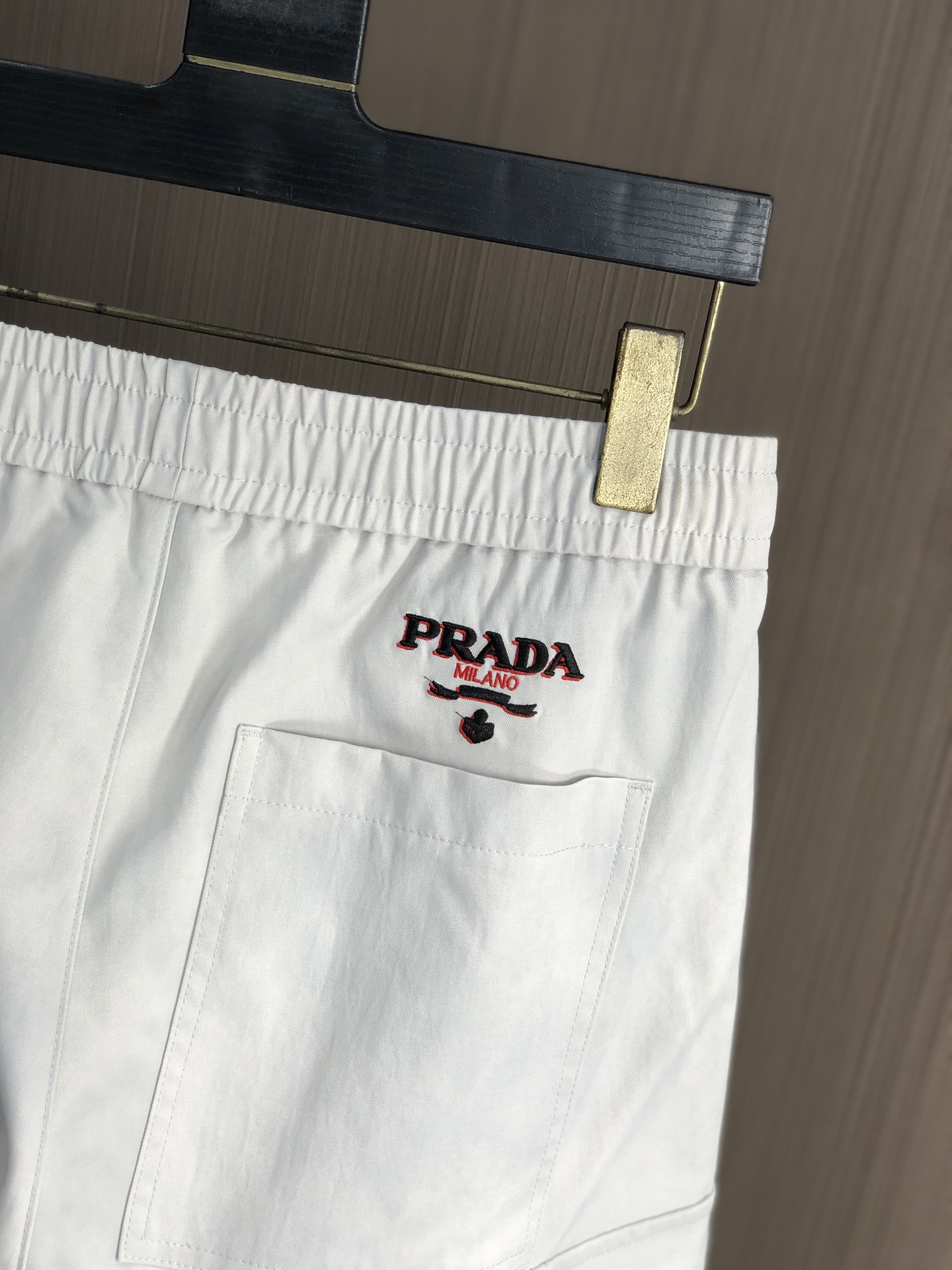 。普拉达。2025秋冬季新款休闲工装裤 时尚休闲 休闲版型 微弹力面料 面料舒适柔软，突破常规牛仔的面料