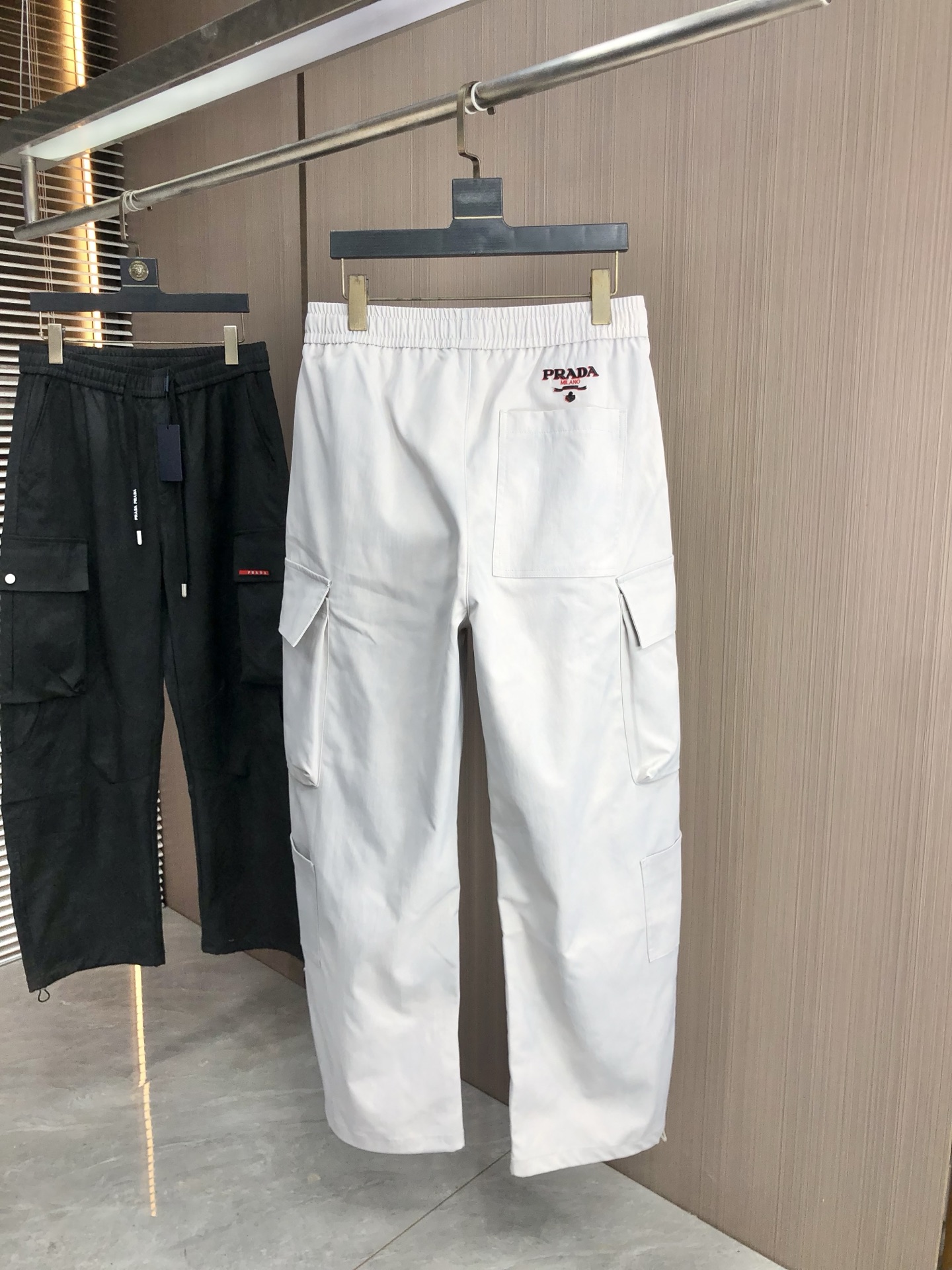 。普拉达。2025秋冬季新款休闲工装裤 时尚休闲 休闲版型 微弹力面料 面料舒适柔软，突破常规牛仔的面料