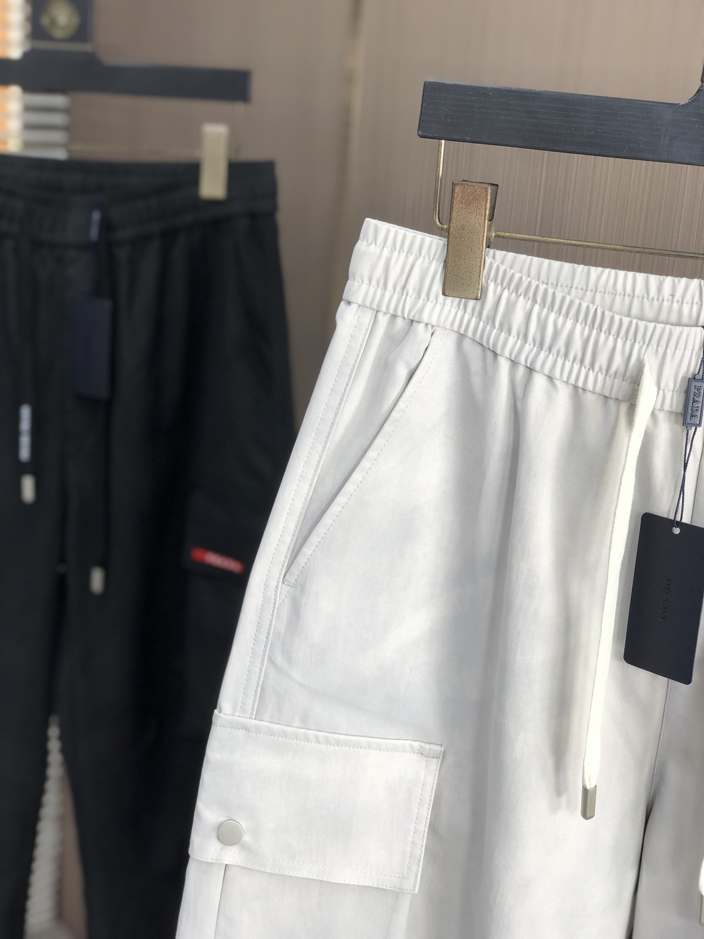 。普拉达。2025秋冬季新款休闲工装裤 时尚休闲 休闲版型 微弹力面料 面料舒适柔软，突破常规牛仔的面料