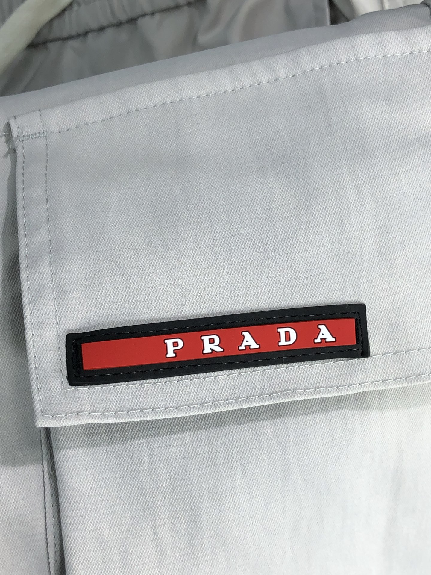 。普拉达。2025秋冬季新款休闲工装裤 时尚休闲 休闲版型 微弹力面料 面料舒适柔软，突破常规牛仔的面料