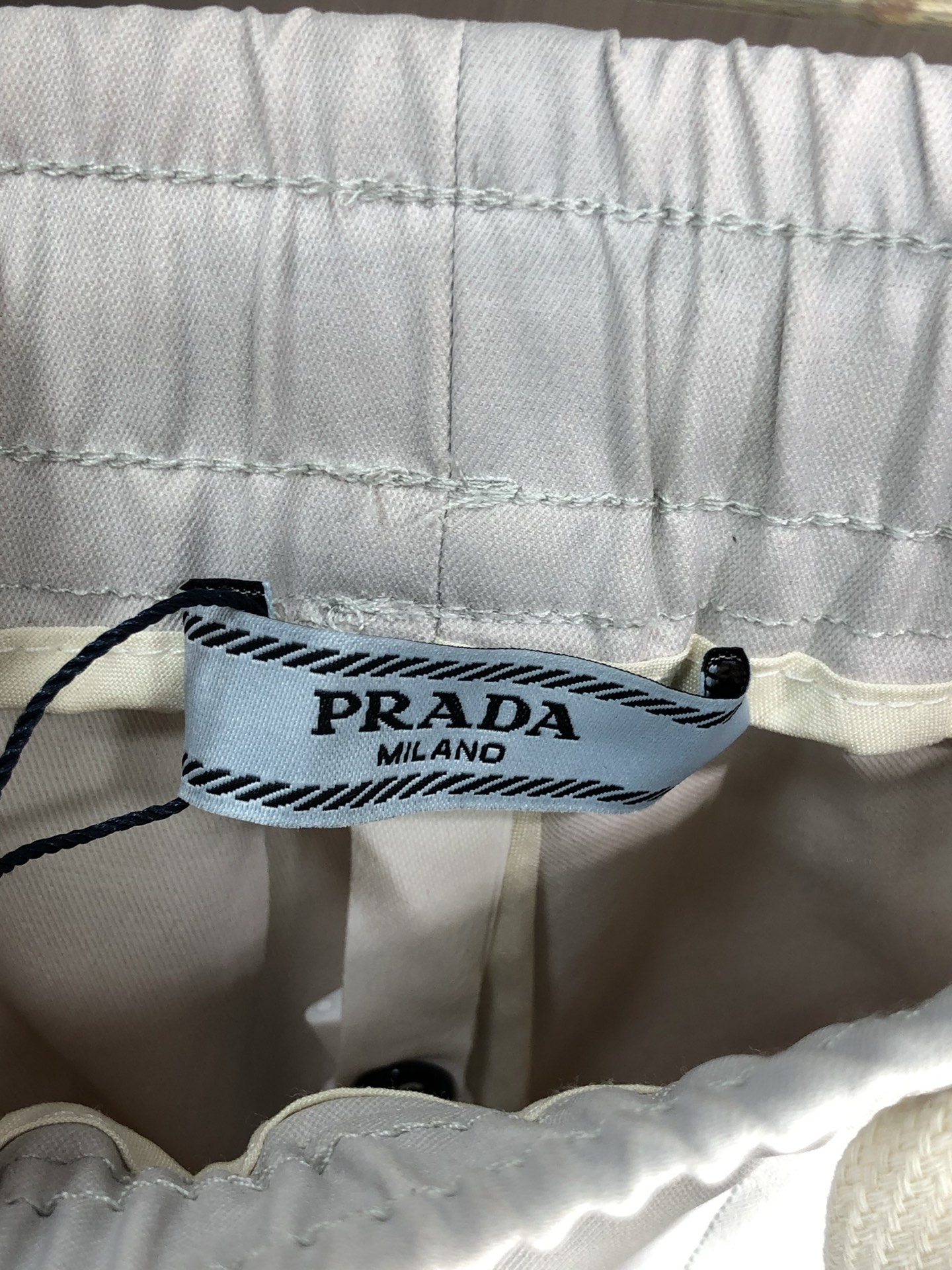 。普拉达。2025秋冬季新款休闲工装裤 时尚休闲 休闲版型 微弹力面料 面料舒适柔软，突破常规牛仔的面料