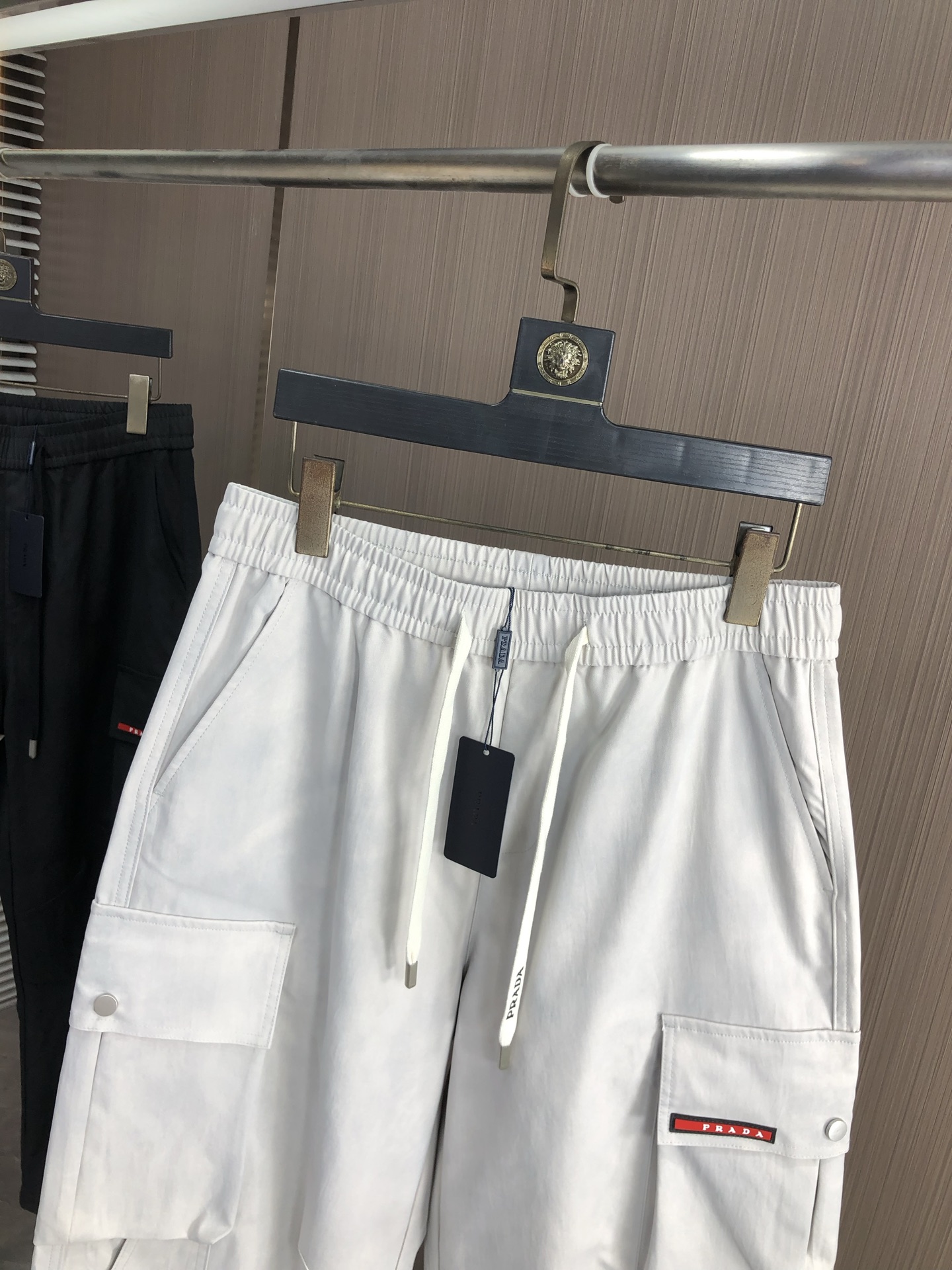 。普拉达。2025秋冬季新款休闲工装裤 时尚休闲 休闲版型 微弹力面料 面料舒适柔软，突破常规牛仔的面料