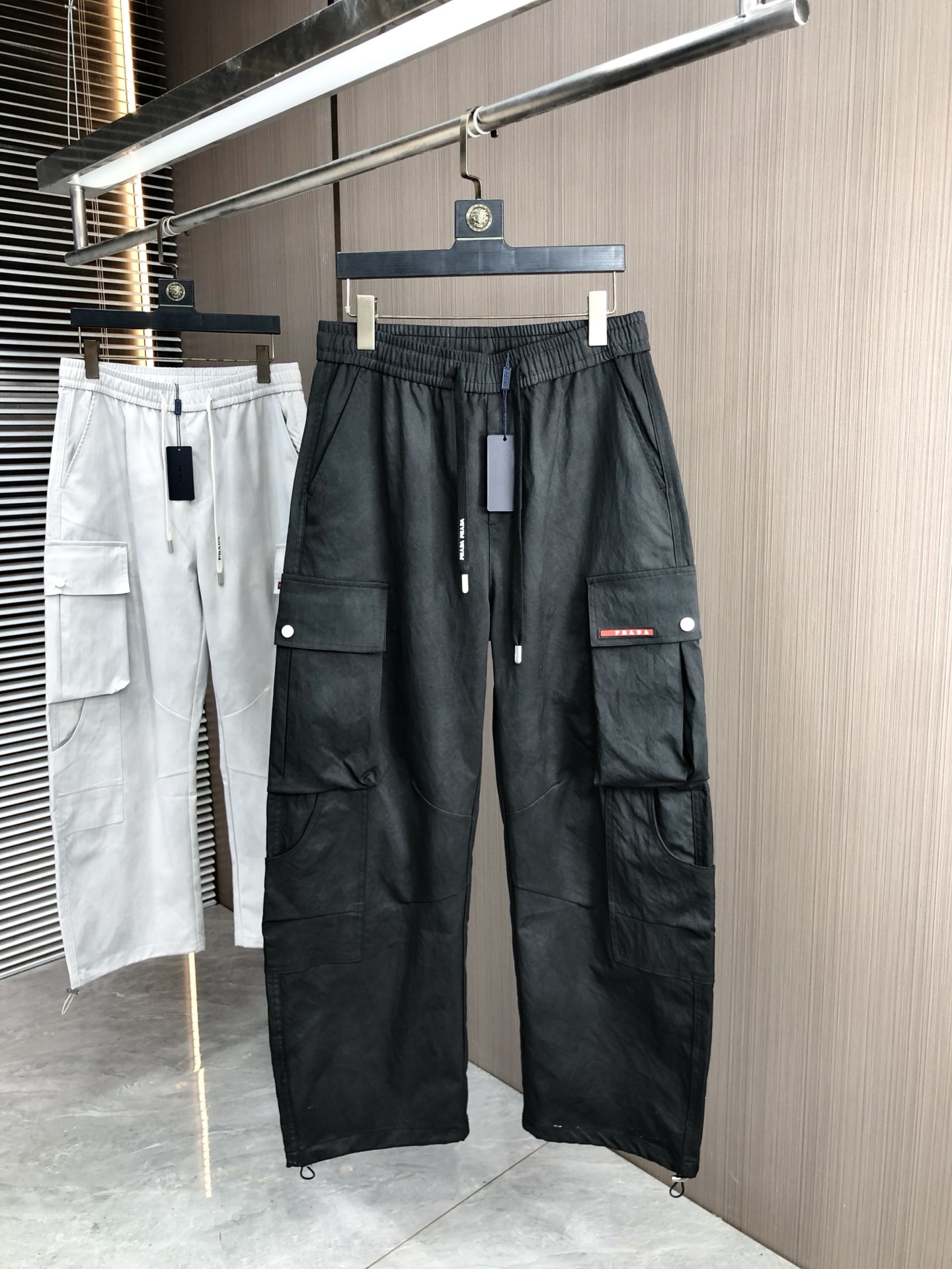 。普拉达。2025秋冬季新款休闲工装裤 时尚休闲 休闲版型 微弹力面料 面料舒适柔软，突破常规牛仔的面料