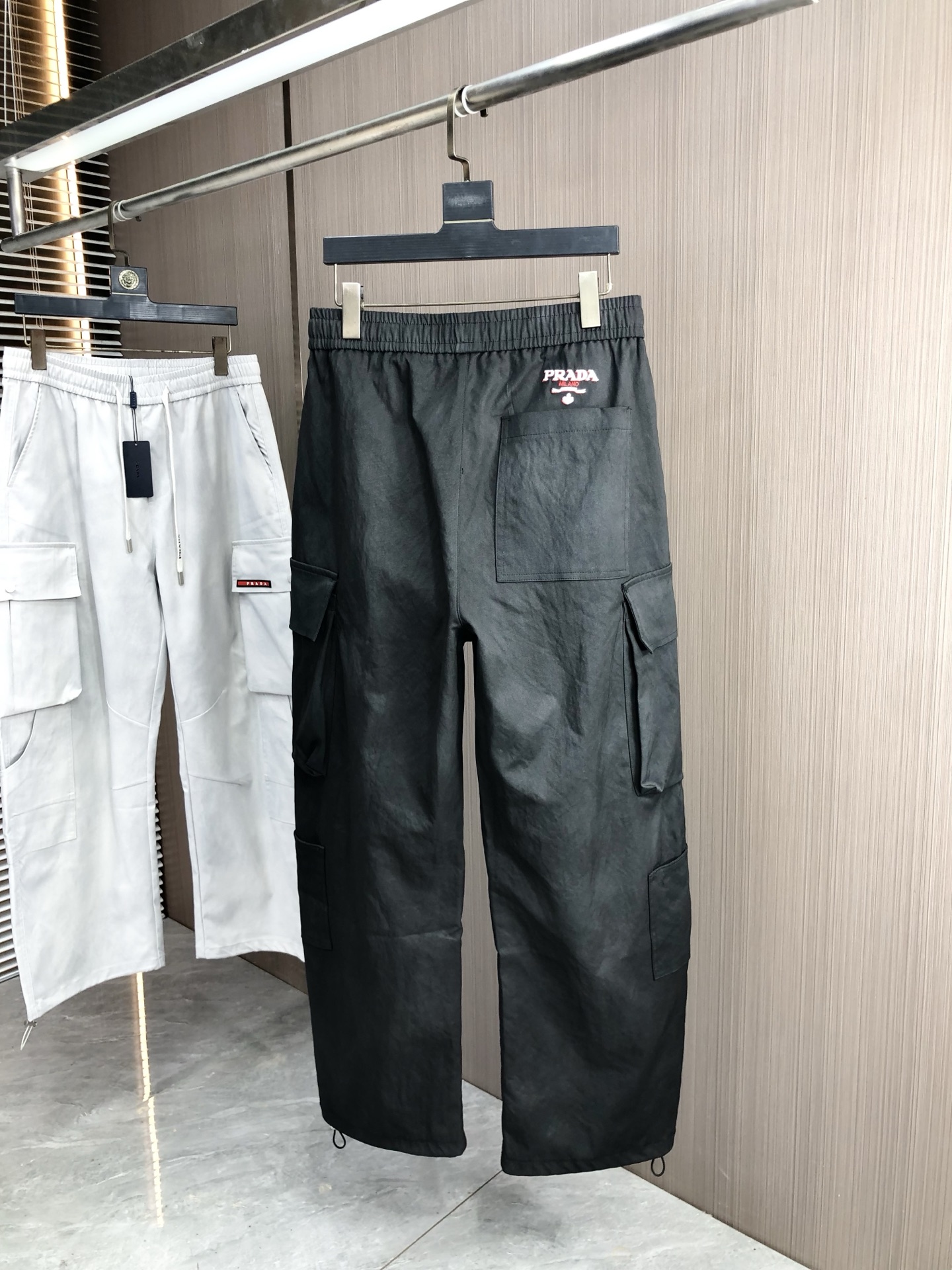 。普拉达。2025秋冬季新款休闲工装裤 时尚休闲 休闲版型 微弹力面料 面料舒适柔软，突破常规牛仔的面料