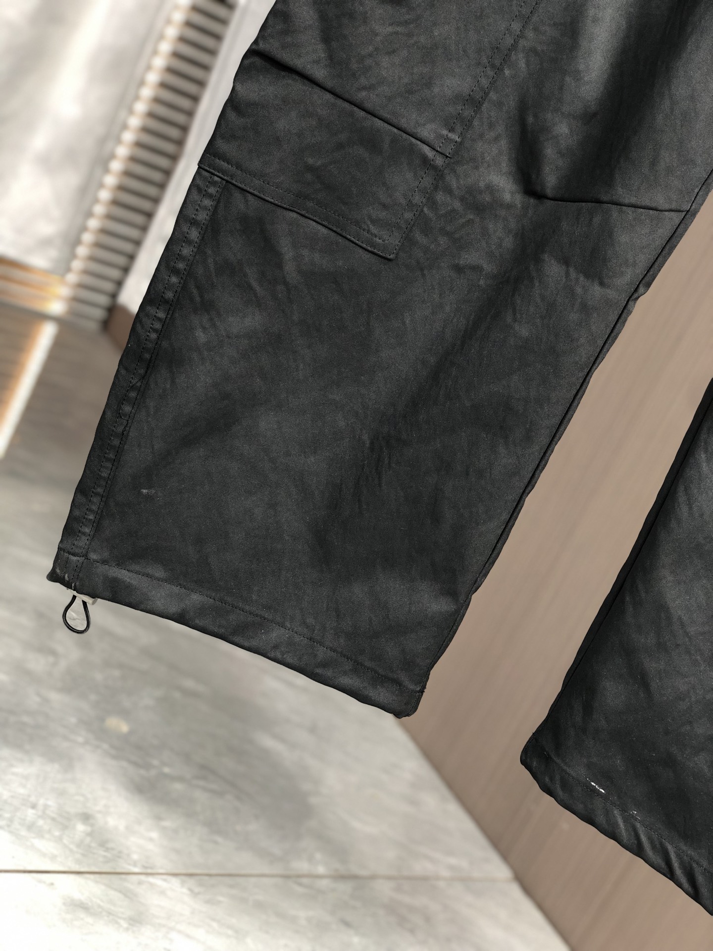 。普拉达。2025秋冬季新款休闲工装裤 时尚休闲 休闲版型 微弹力面料 面料舒适柔软，突破常规牛仔的面料