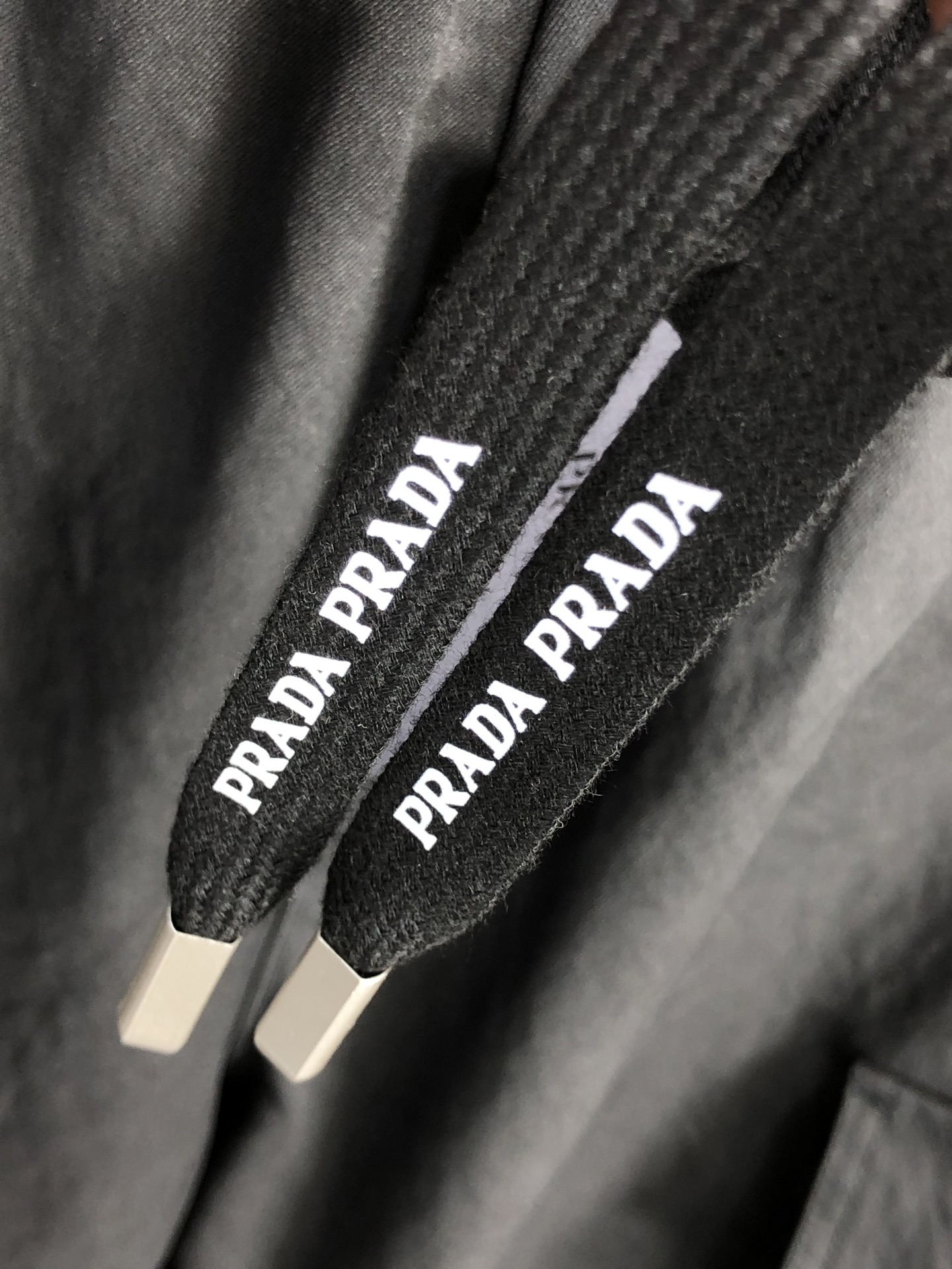 。普拉达。2025秋冬季新款休闲工装裤 时尚休闲 休闲版型 微弹力面料 面料舒适柔软，突破常规牛仔的面料