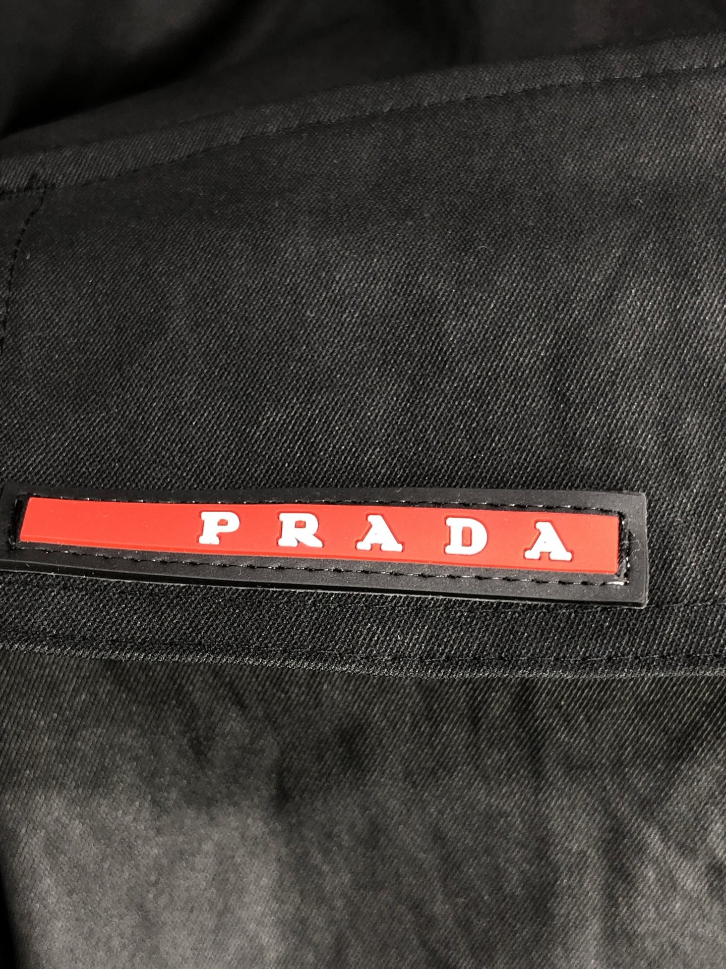 。普拉达。2025秋冬季新款休闲工装裤 时尚休闲 休闲版型 微弹力面料 面料舒适柔软，突破常规牛仔的面料