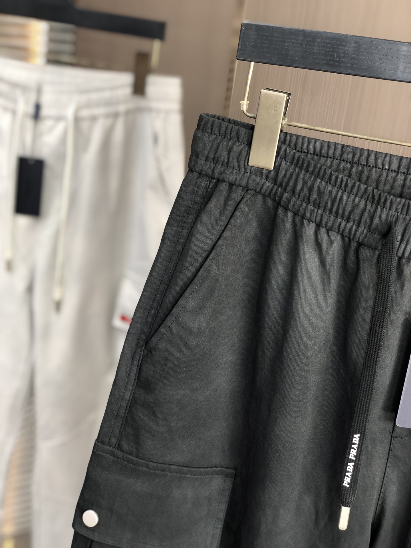 。普拉达。2025秋冬季新款休闲工装裤 时尚休闲 休闲版型 微弹力面料 面料舒适柔软，突破常规牛仔的面料