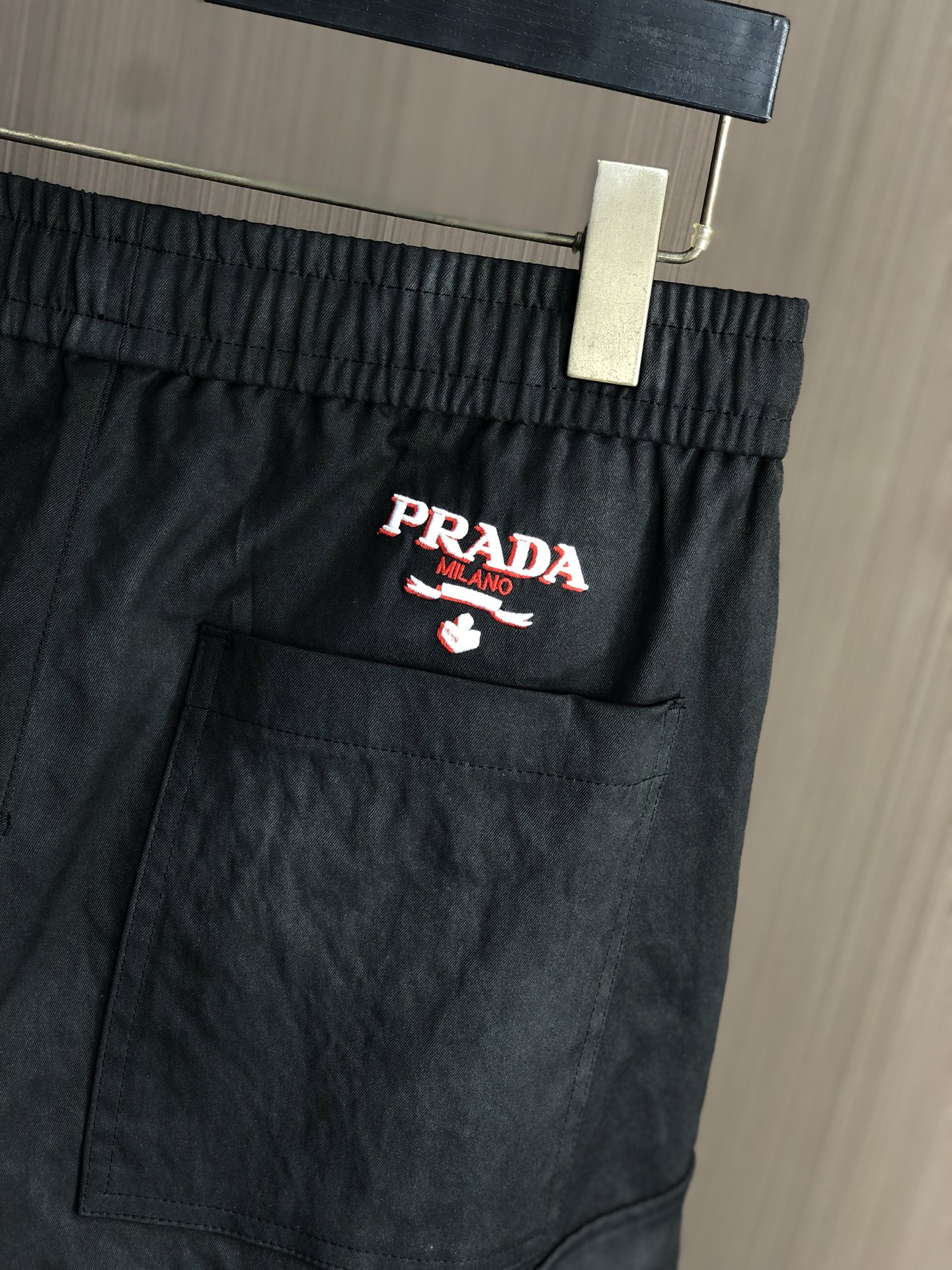 。普拉达。2025秋冬季新款休闲工装裤 时尚休闲 休闲版型 微弹力面料 面料舒适柔软，突破常规牛仔的面料