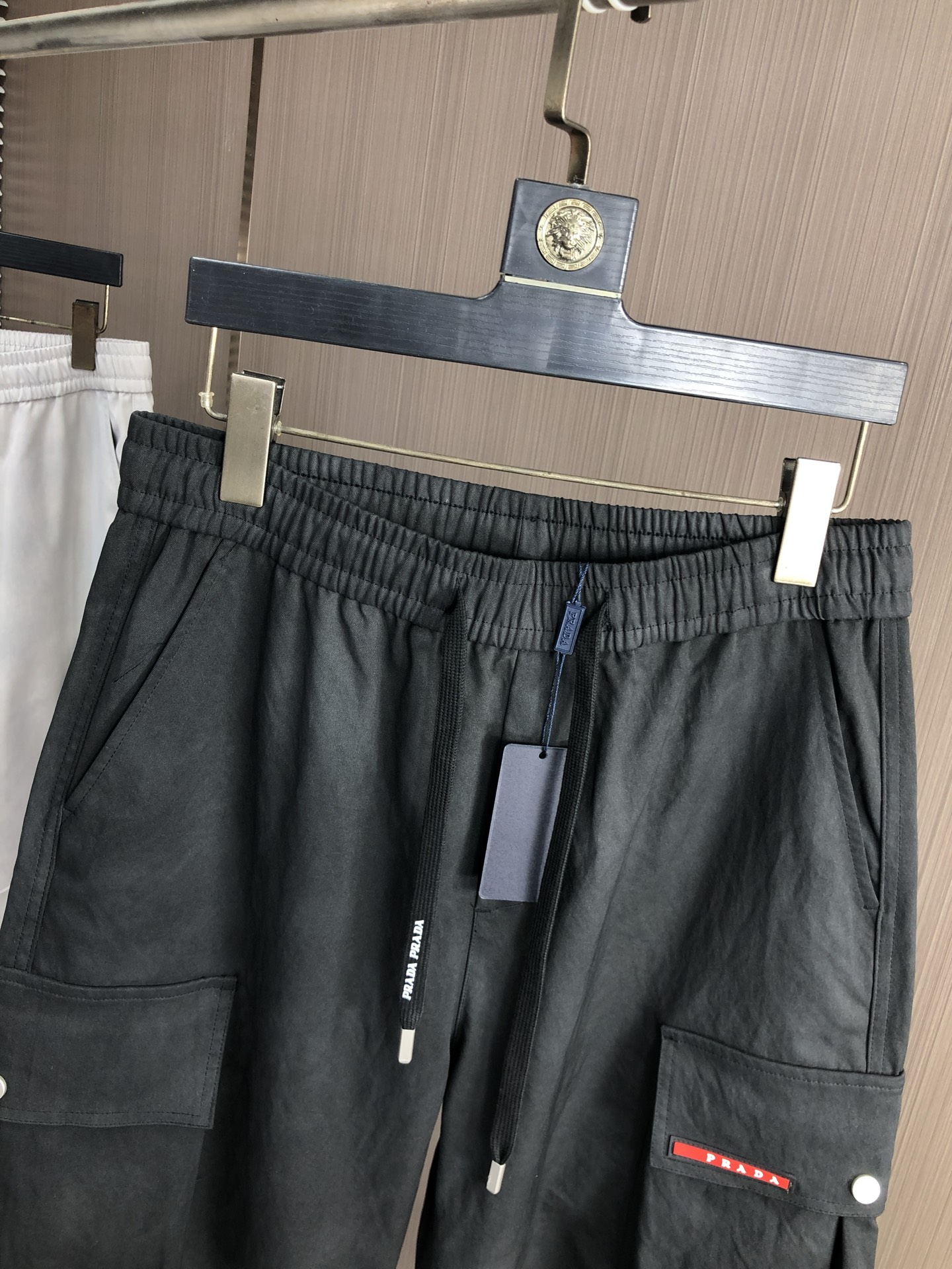 。普拉达。2025秋冬季新款休闲工装裤 时尚休闲 休闲版型 微弹力面料 面料舒适柔软，突破常规牛仔的面料