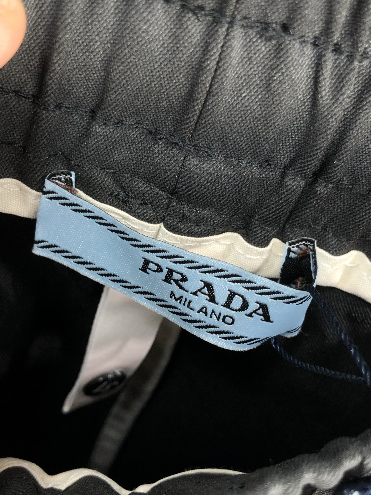 。普拉达。2025秋冬季新款休闲工装裤 时尚休闲 休闲版型 微弹力面料 面料舒适柔软，突破常规牛仔的面料