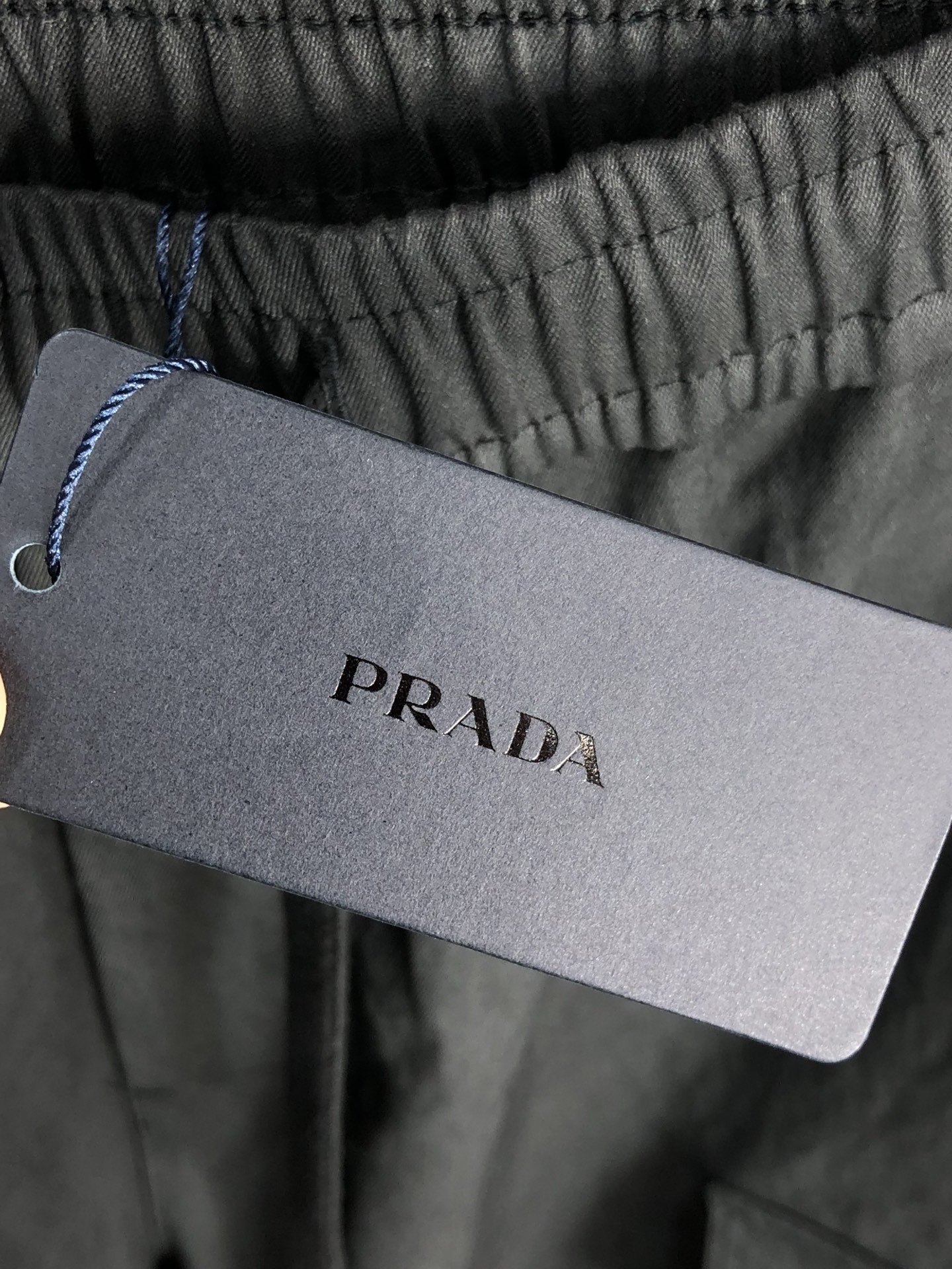 。普拉达。2025秋冬季新款休闲工装裤 时尚休闲 休闲版型 微弹力面料 面料舒适柔软，突破常规牛仔的面料