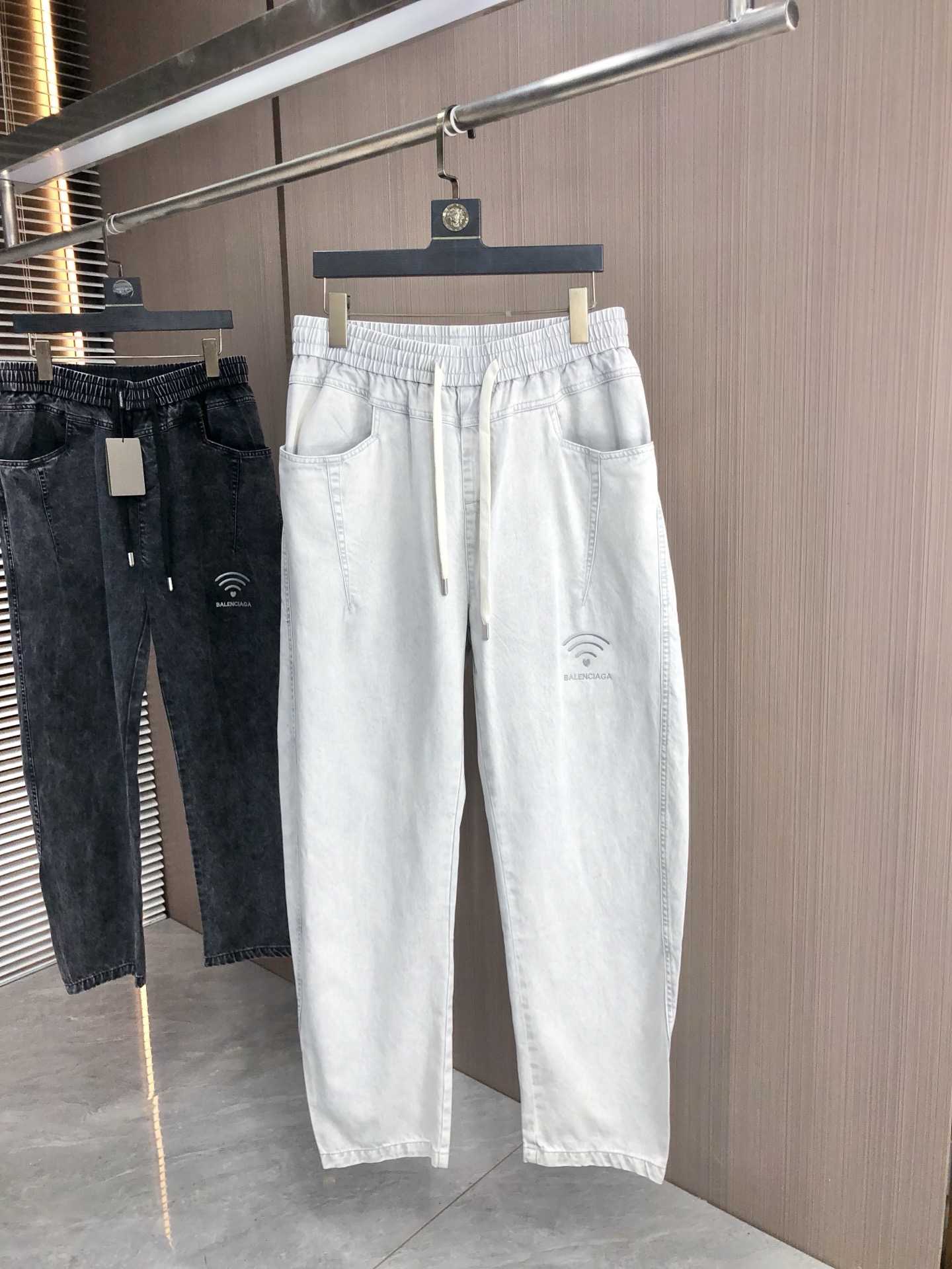 NO:522556,.Balenciaga. 2025 autumn and winter new casual work jeans Fashionable and casual casual style Micro-stretch fabric The fabric is comfortable and soft, breaking through the feel of conventional denim fabrics, not stuffy, and has excellent comfort. It is free and versatile, and it does not deform after washing for a long time. The upper body effect is excellent. The elegant and elegant tailoring, the design is constantly innovating, but it always maintains a noble and elegant style and taste, interpreting the charm of fashion and leisure products. Counter codes 29-36,,balenciaga,jeans,alexander wang19860909.巴黎世家.2025秋冬季新款休闲工装牛仔裤 时尚休闲 休闲版型 微弹力面料 面料舒适柔软,突破常规牛仔的面料手感,不闷热,舒适感极佳.随意百搭 久洗不变形 上身效果极佳.大方优雅的剪裁,设计不断创新却始终保持着高贵优雅的风格和品位 演绎时尚魅惑 时尚休闲佳品 专柜码数29-36,,balenciaga,jeans,alexander wang,Men's clothing