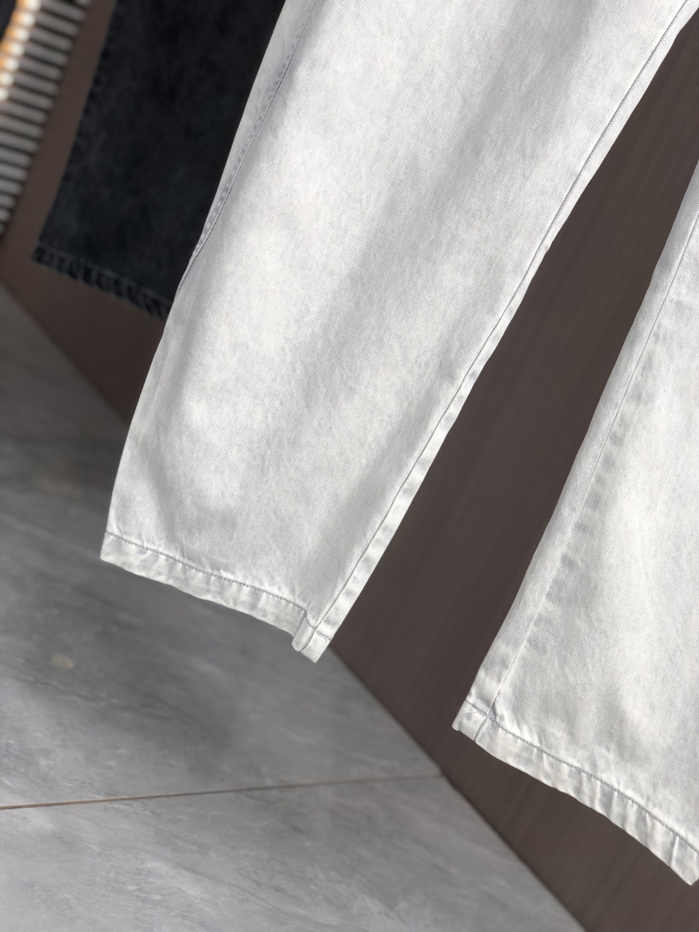 。巴黎世家。2025秋冬季新款休闲工装牛仔裤 时尚休闲 休闲版型 微弹力面料 面料舒适柔软，突破常规牛仔