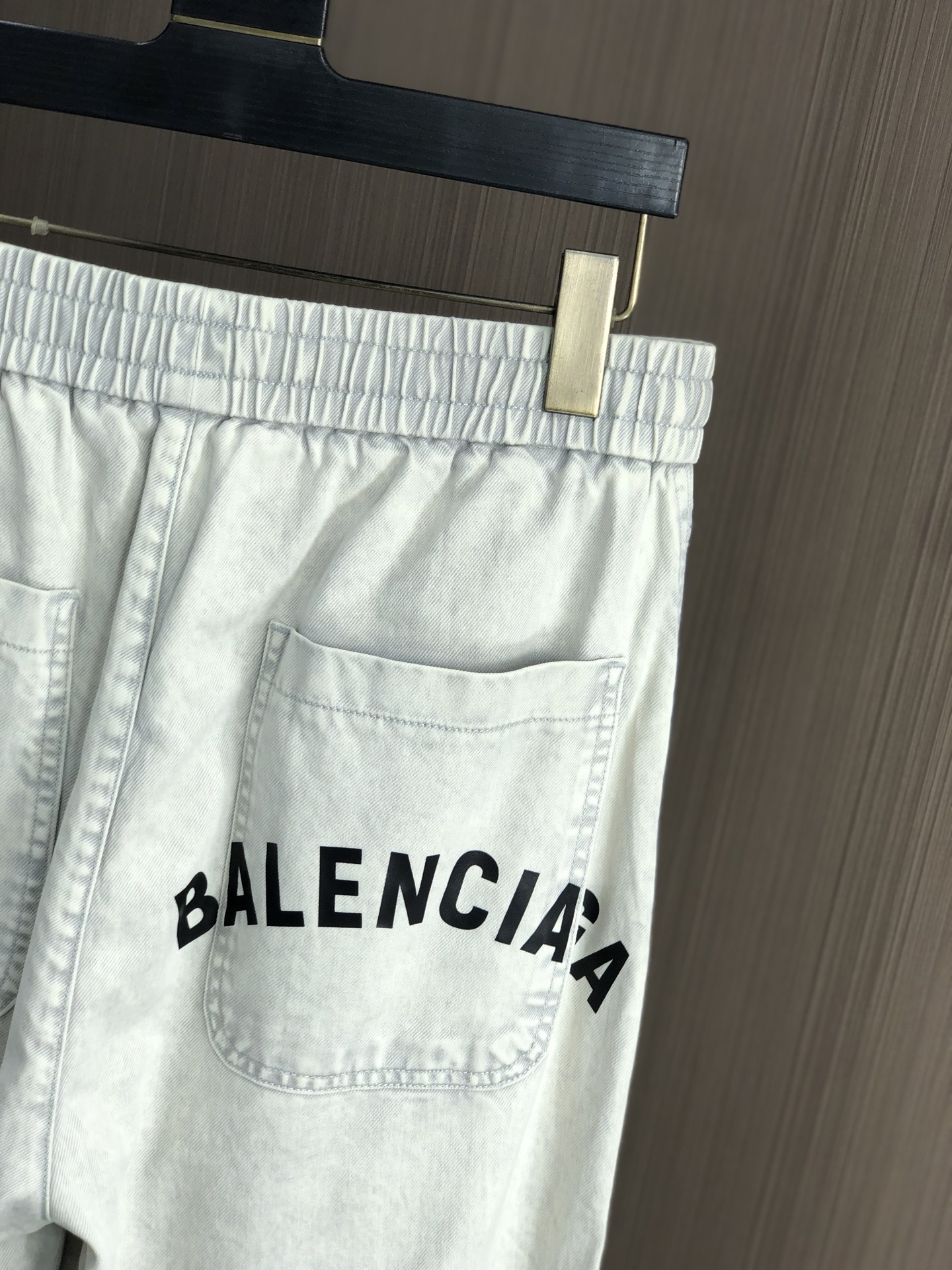 。巴黎世家。2025秋冬季新款休闲工装牛仔裤 时尚休闲 休闲版型 微弹力面料 面料舒适柔软，突破常规牛仔