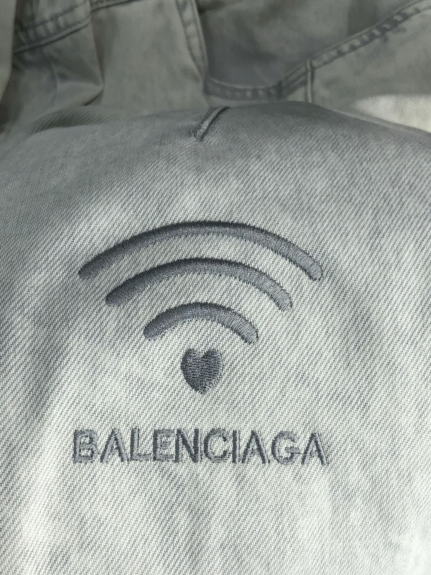 。巴黎世家。2025秋冬季新款休闲工装牛仔裤 时尚休闲 休闲版型 微弹力面料 面料舒适柔软，突破常规牛仔