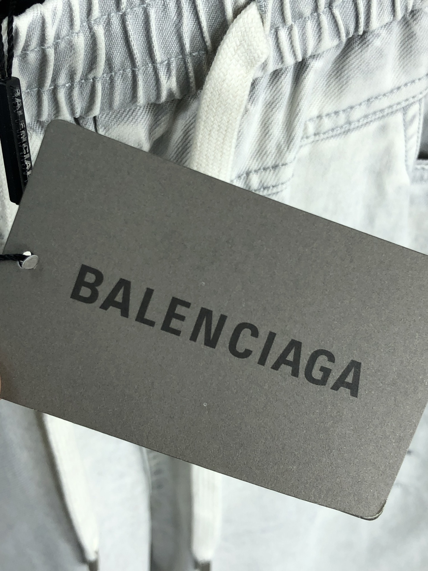 。巴黎世家。2025秋冬季新款休闲工装牛仔裤 时尚休闲 休闲版型 微弹力面料 面料舒适柔软，突破常规牛仔