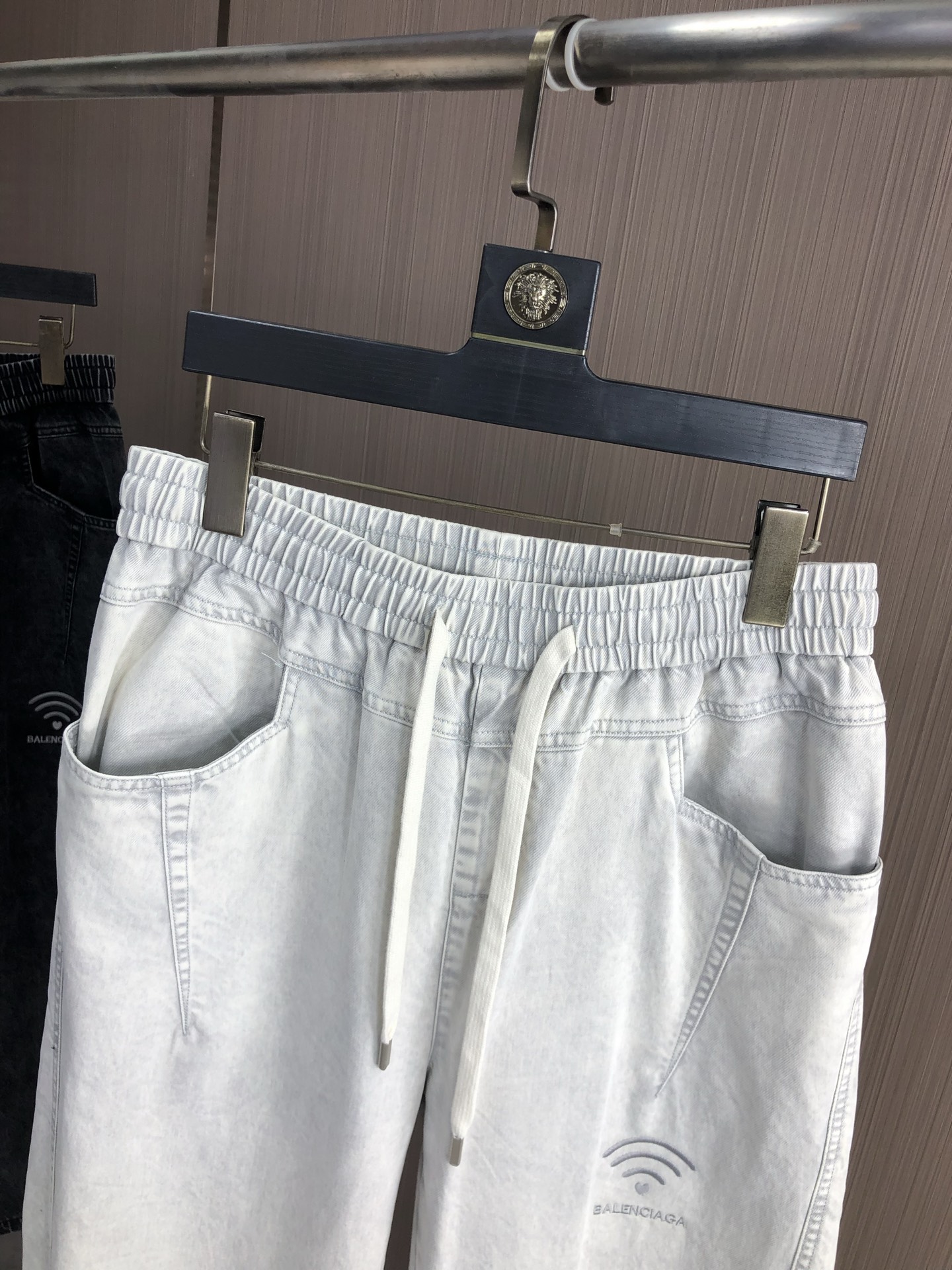 。巴黎世家。2025秋冬季新款休闲工装牛仔裤 时尚休闲 休闲版型 微弹力面料 面料舒适柔软，突破常规牛仔