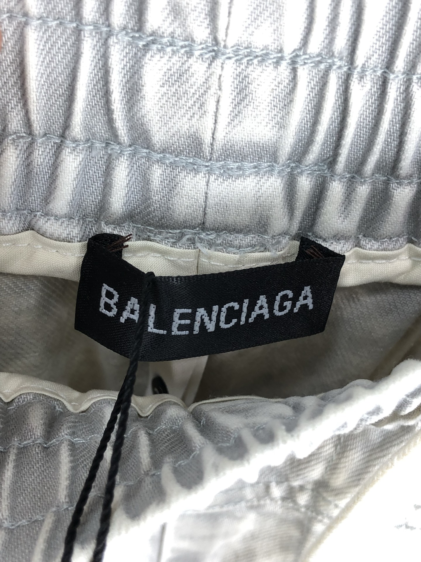 。巴黎世家。2025秋冬季新款休闲工装牛仔裤 时尚休闲 休闲版型 微弹力面料 面料舒适柔软，突破常规牛仔