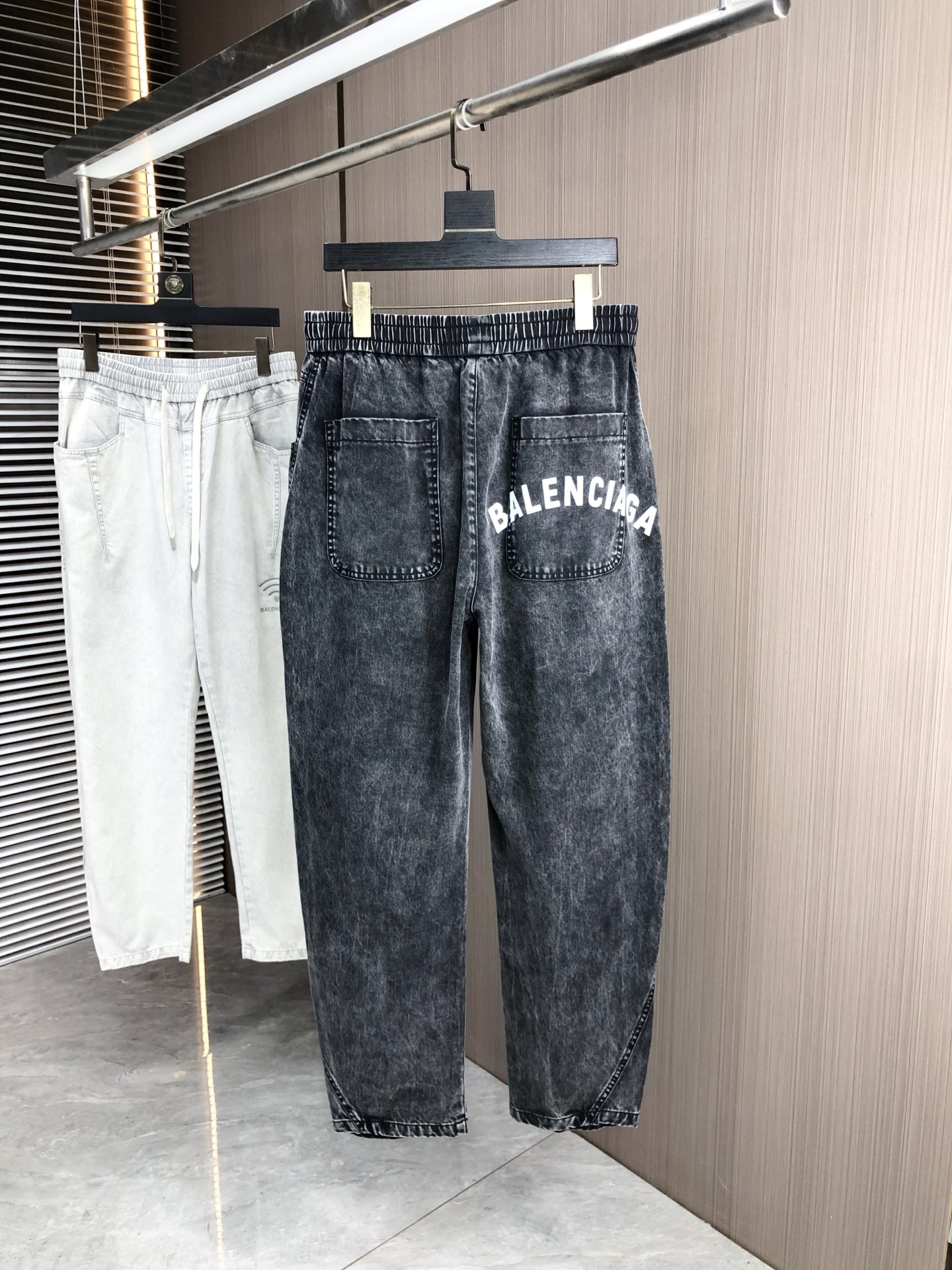 。巴黎世家。2025秋冬季新款休闲工装牛仔裤 时尚休闲 休闲版型 微弹力面料 面料舒适柔软，突破常规牛仔