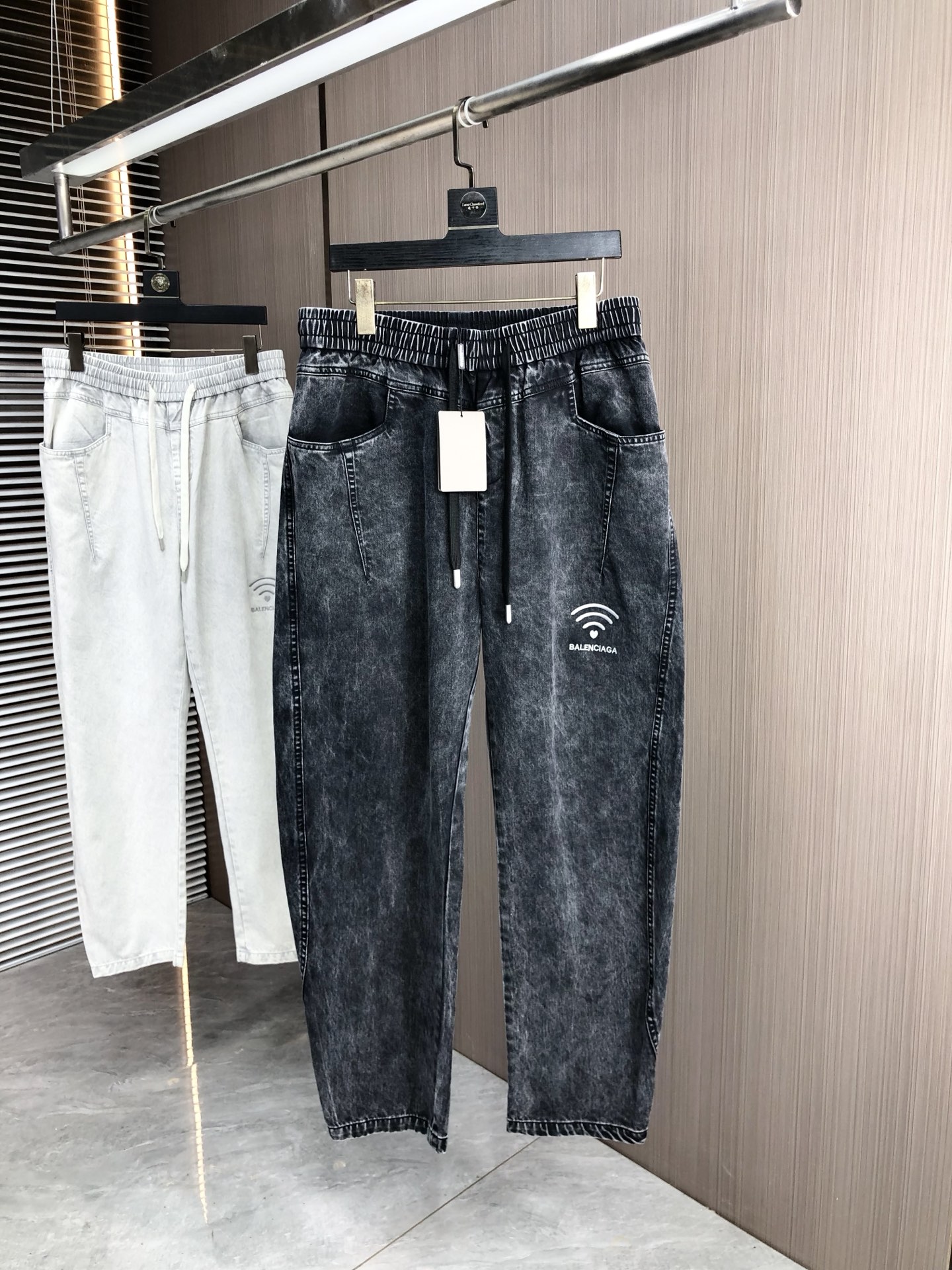 。巴黎世家。2025秋冬季新款休闲工装牛仔裤 时尚休闲 休闲版型 微弹力面料 面料舒适柔软，突破常规牛仔