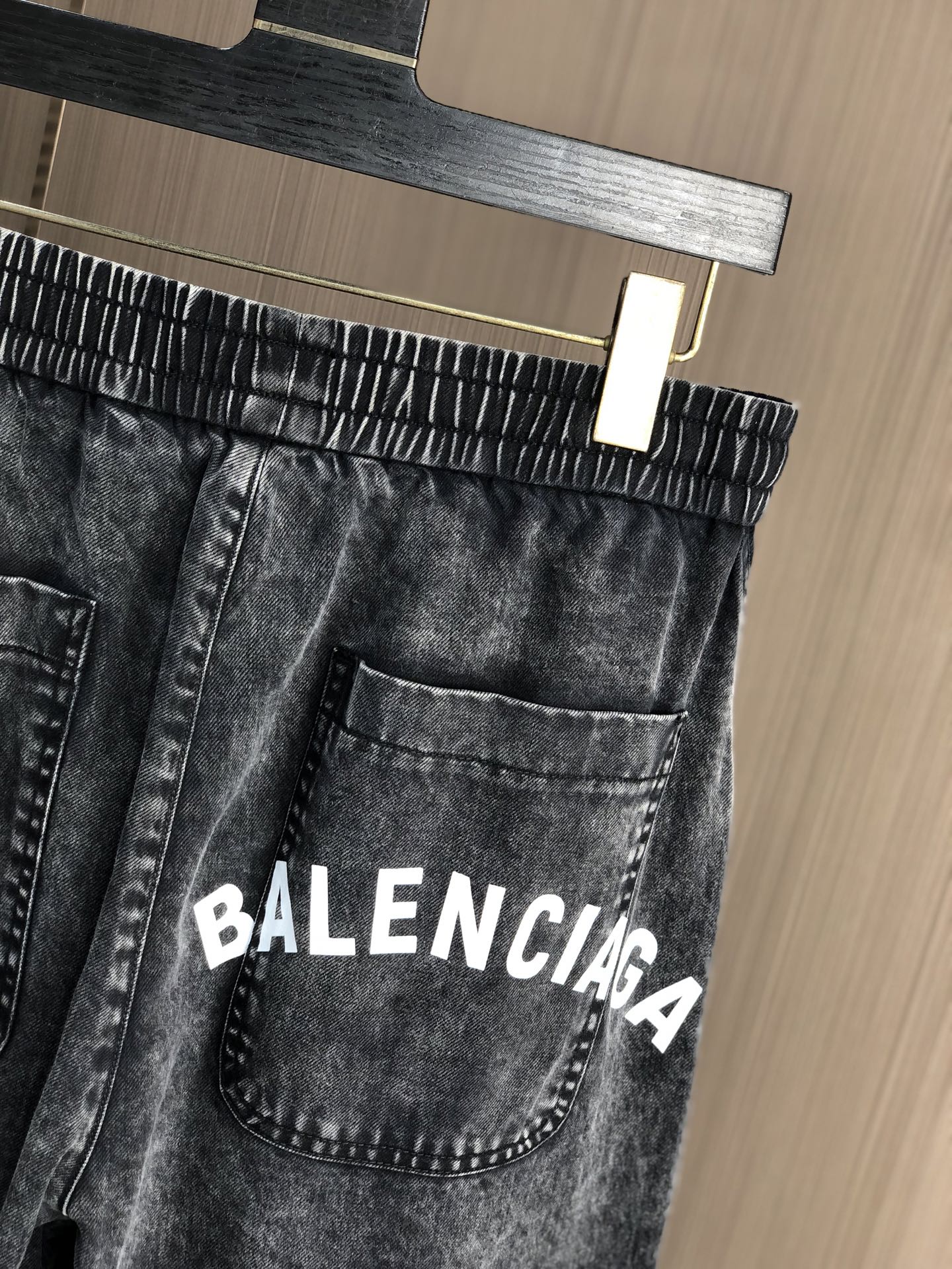 。巴黎世家。2025秋冬季新款休闲工装牛仔裤 时尚休闲 休闲版型 微弹力面料 面料舒适柔软，突破常规牛仔