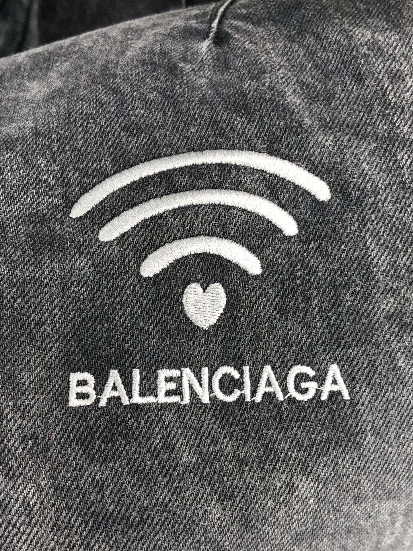 。巴黎世家。2025秋冬季新款休闲工装牛仔裤 时尚休闲 休闲版型 微弹力面料 面料舒适柔软，突破常规牛仔