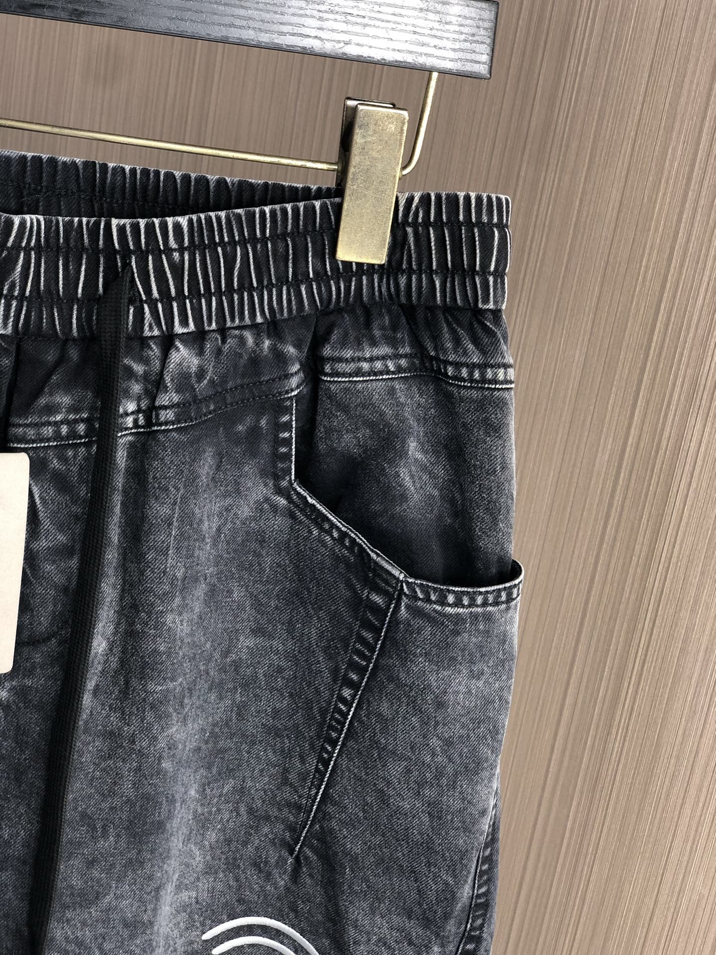 。巴黎世家。2025秋冬季新款休闲工装牛仔裤 时尚休闲 休闲版型 微弹力面料 面料舒适柔软，突破常规牛仔