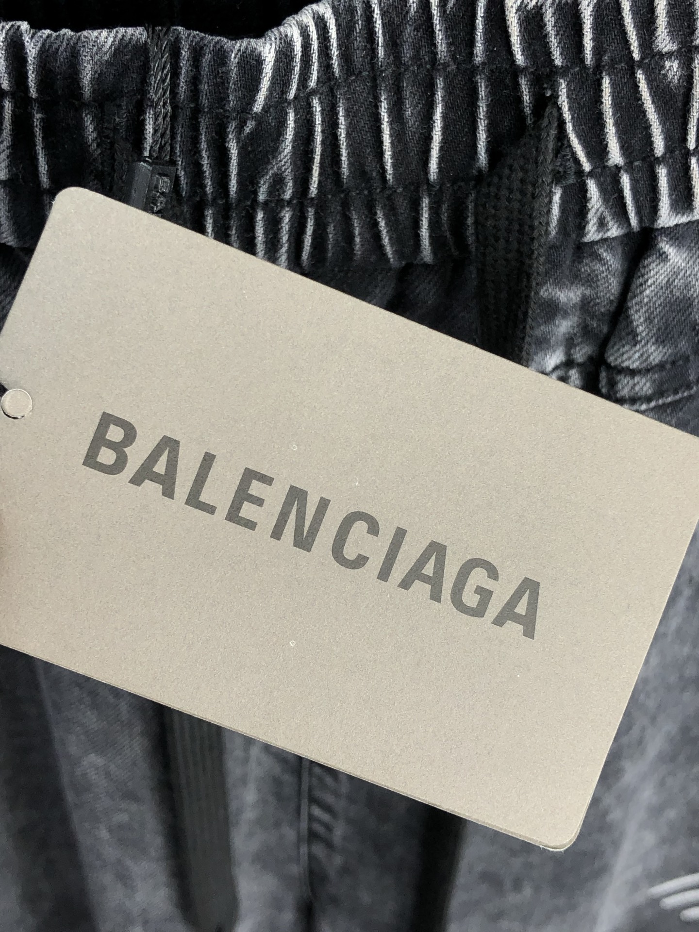 。巴黎世家。2025秋冬季新款休闲工装牛仔裤 时尚休闲 休闲版型 微弹力面料 面料舒适柔软，突破常规牛仔